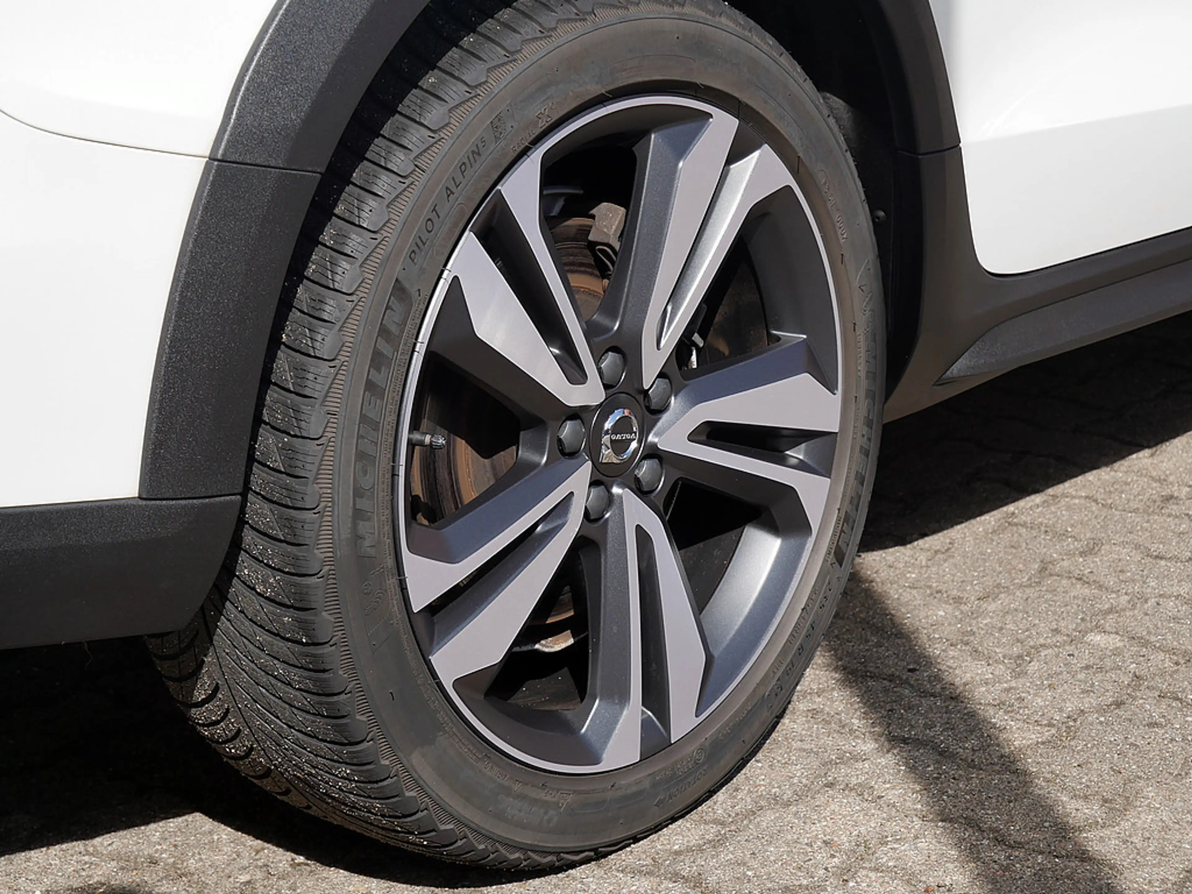 Volvo V60 Cross Country B5 AWD Pro — photo 11