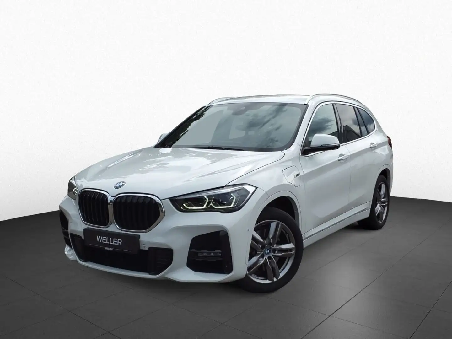 BMW X1 xDrive25e M SPORT NaviPlus LED HUD AHK HiFi PDC Weiß - 1