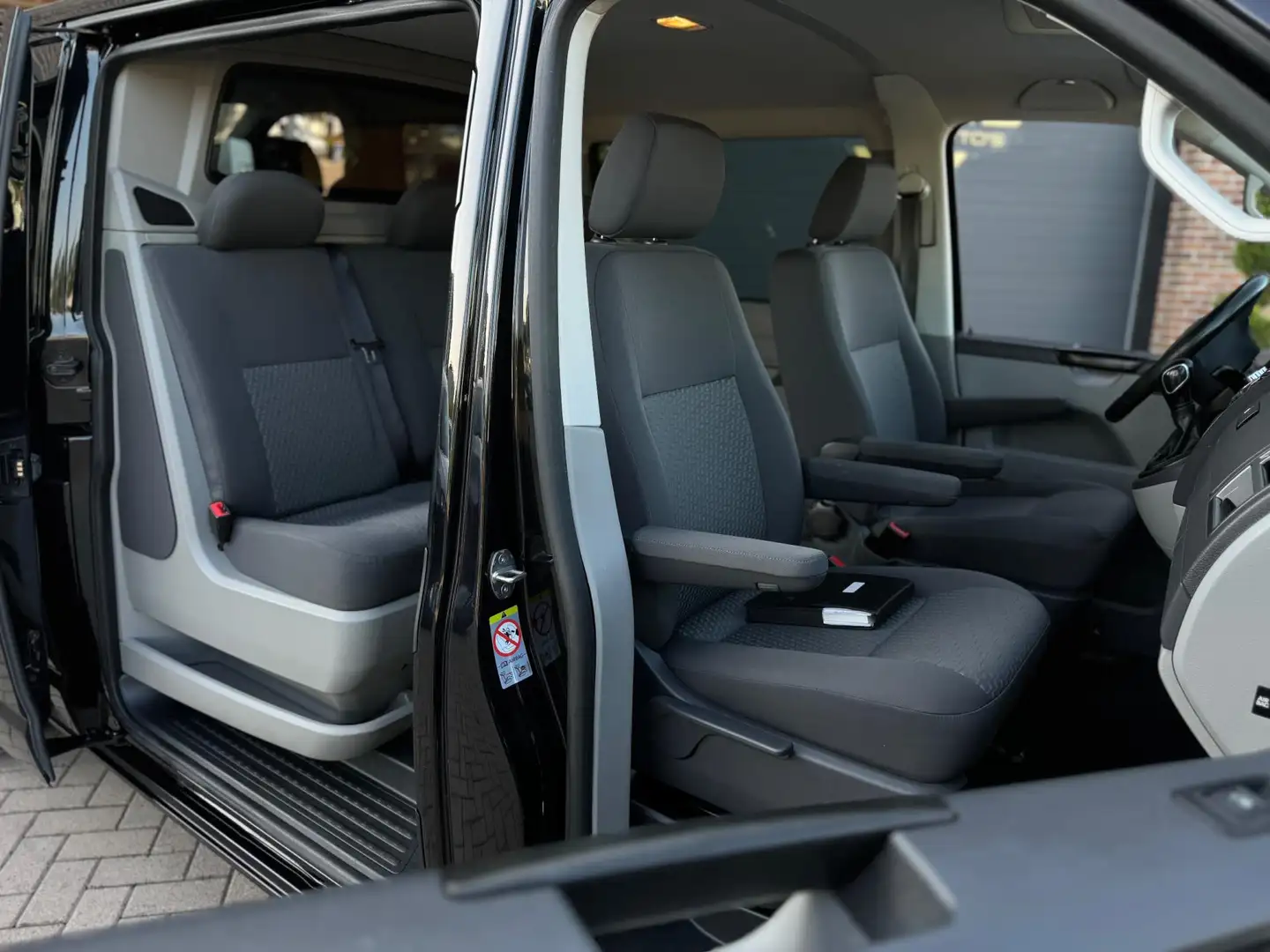 Volkswagen Transporter 2.0 TDI L2H1 DC Comfortline 140PK Dubbele Cabine B Zwart - 2