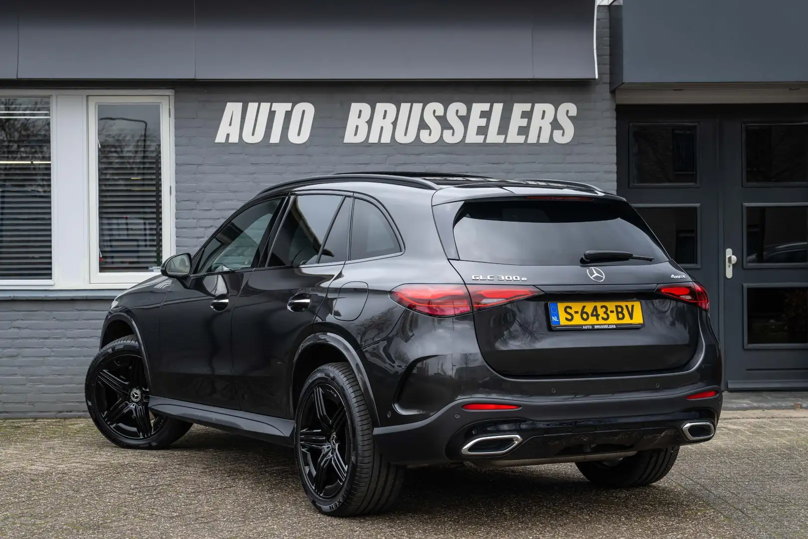 Mercedes-Benz GLC 300 300e 4MATIC AMG Line Orig. NL Dealer onderhouden! Gri - 2