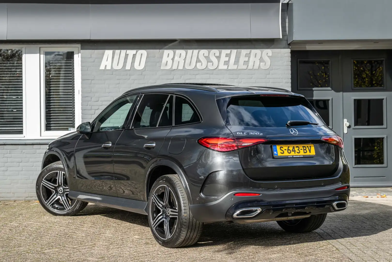 Mercedes-Benz GLC 300 300e 4MATIC AMG Line Orig. NL Dealer onderhouden! Grau - 2