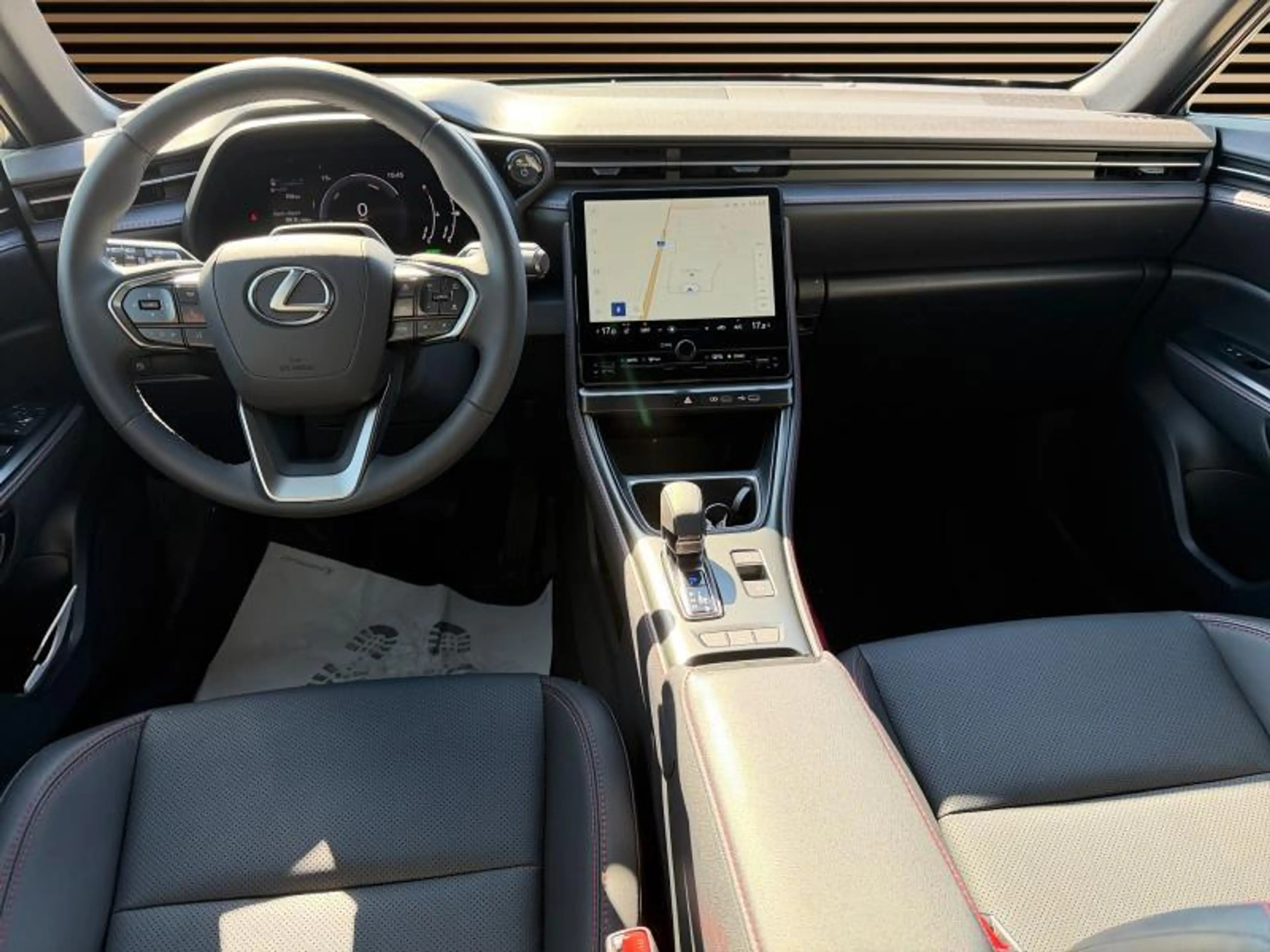 Lexus LBX Emotion — photo 13