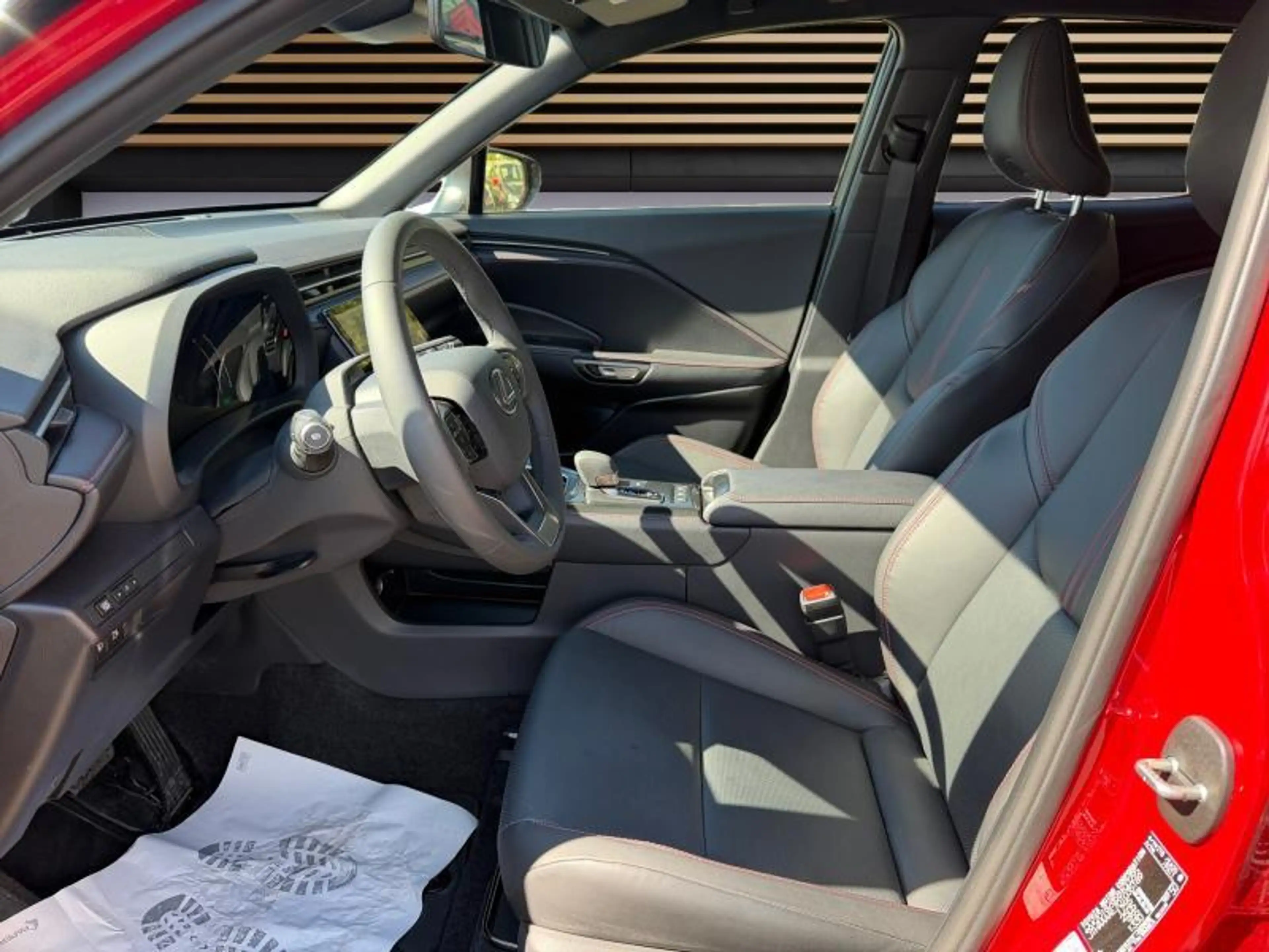 Lexus LBX Emotion — photo 10