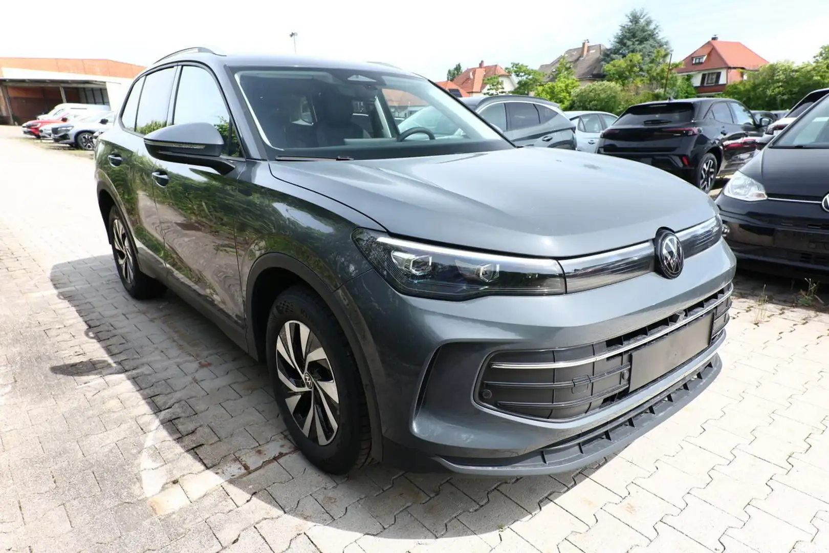 Volkswagen Tiguan DSG LED+ 5JGarantie IQ.DRIVE SHZ Keyl ACC 96 kW... Grau - 2