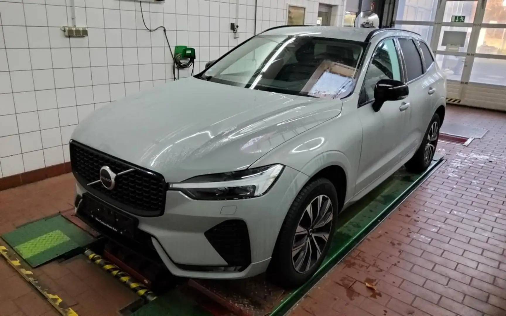 Volvo XC60 B5 AWD  PLUS DARK+FAP+HKSOUND+WINTERPAK+ Grau - 2