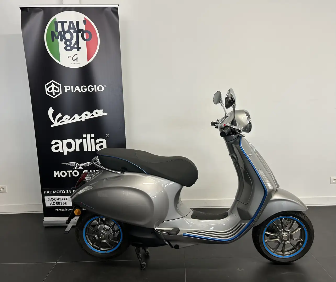 Vespa Primavera Grijs - 1