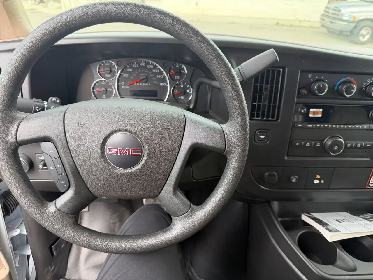 GMC Savana снимка GMC Savana