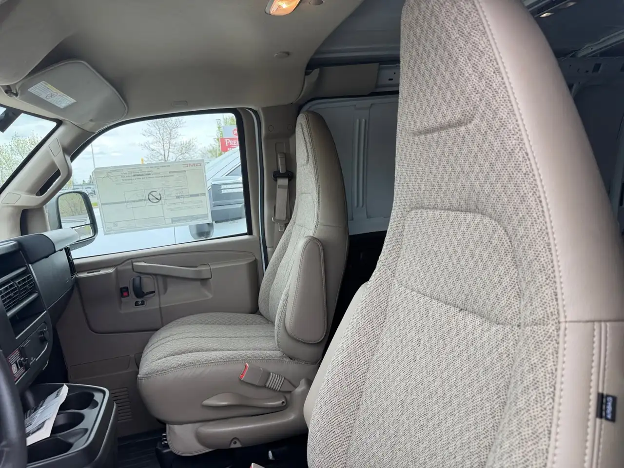 GMC Savana снимка GMC Savana