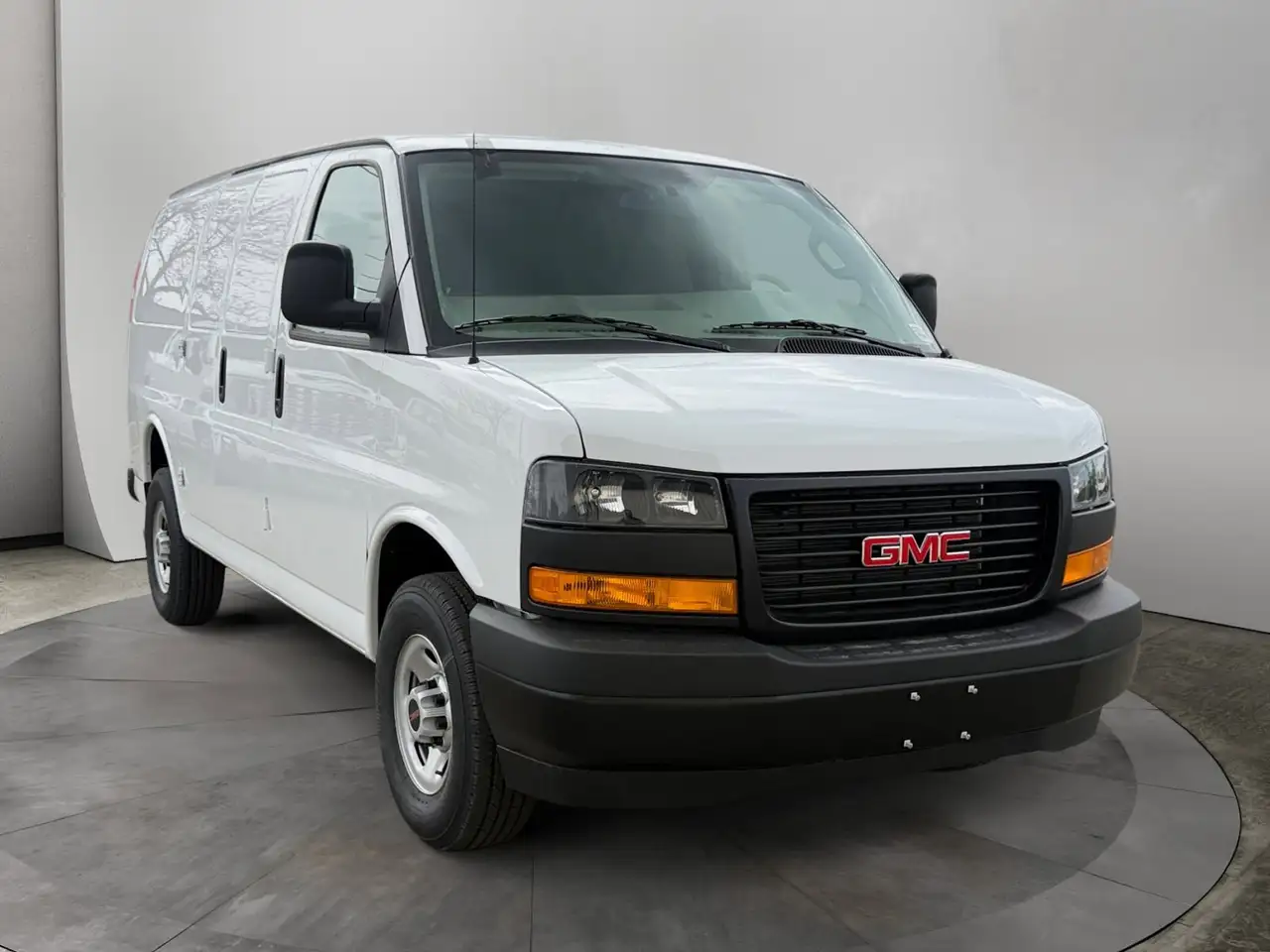 GMC Savana снимка GMC Savana