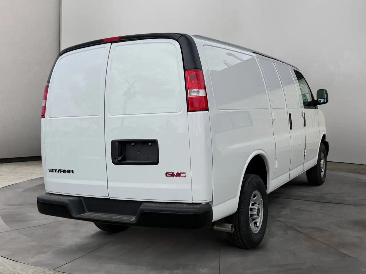 GMC Savana снимка GMC Savana