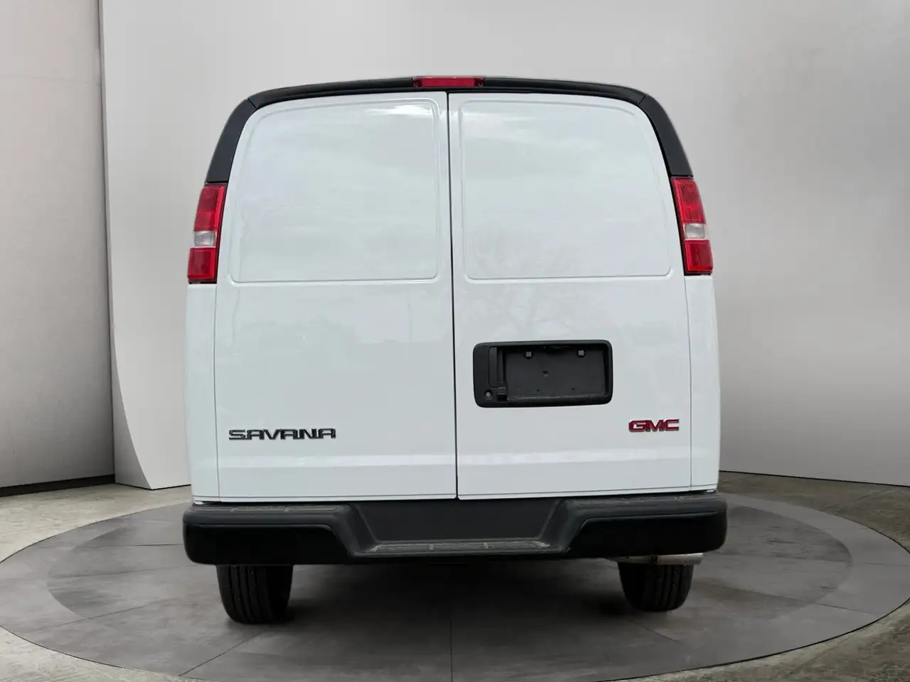 GMC Savana снимка GMC Savana