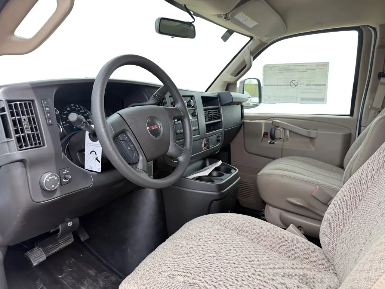 GMC Savana снимка GMC Savana