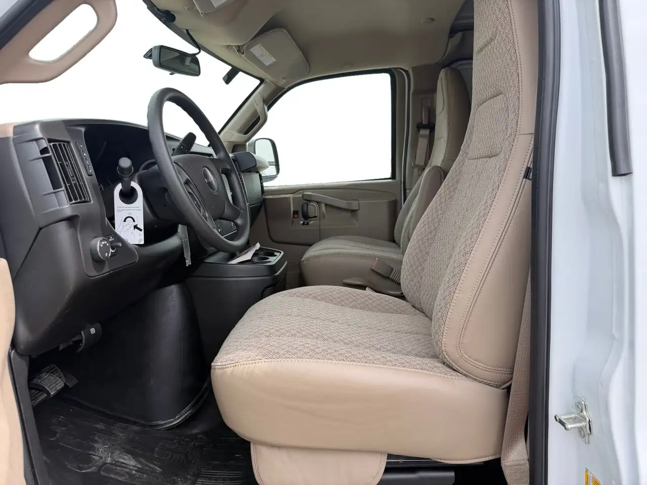 GMC Savana снимка GMC Savana