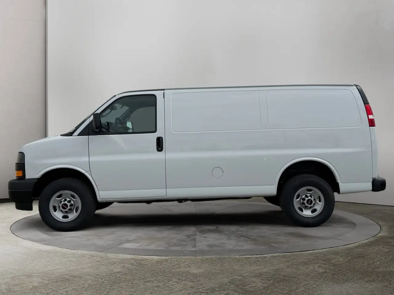 GMC Savana снимка GMC Savana