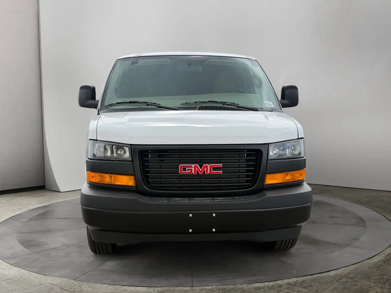 GMC Savana снимка GMC Savana