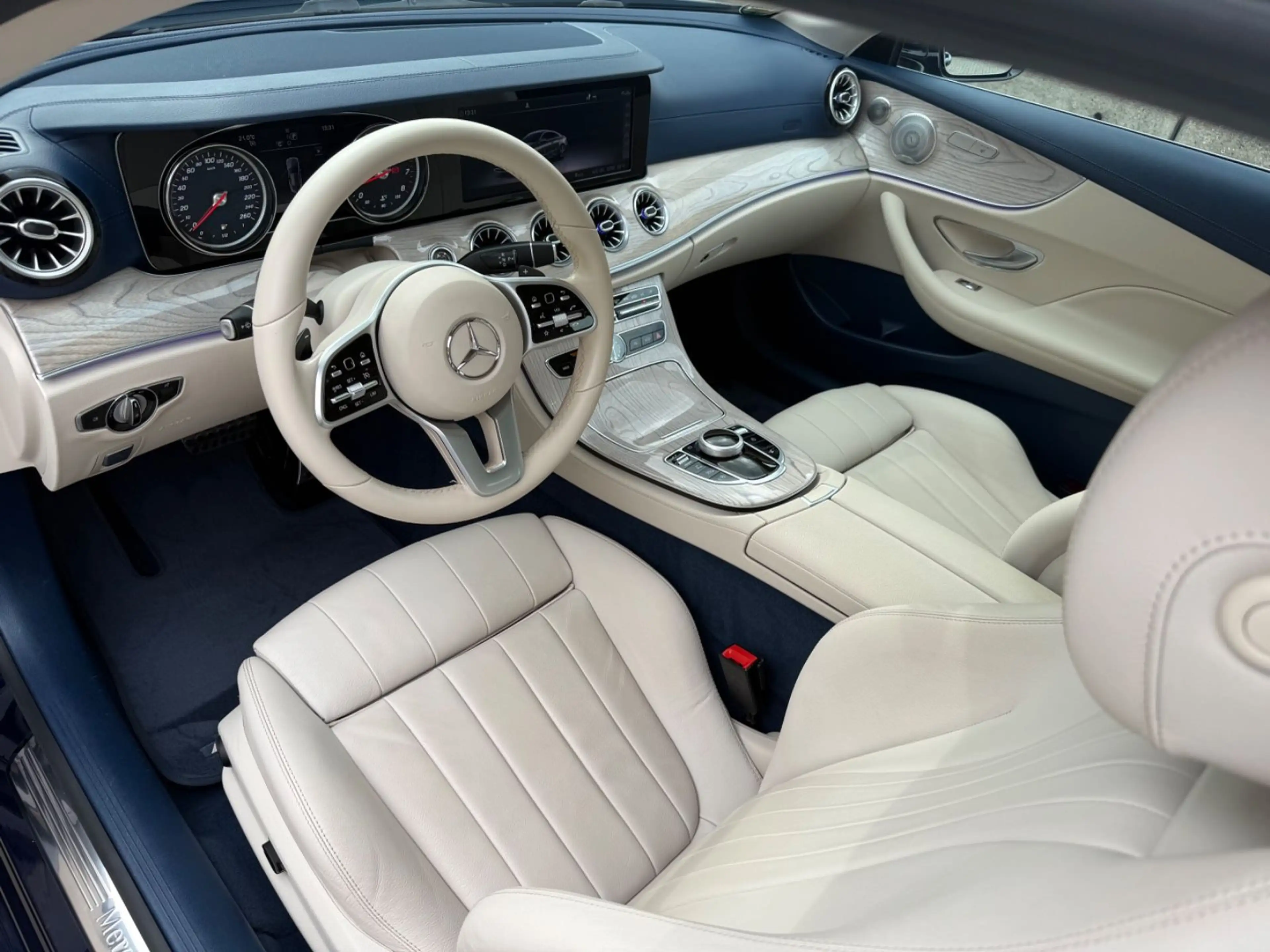 Mercedes-Benz E 200 E Coupe E 200 4Matic — photo 12