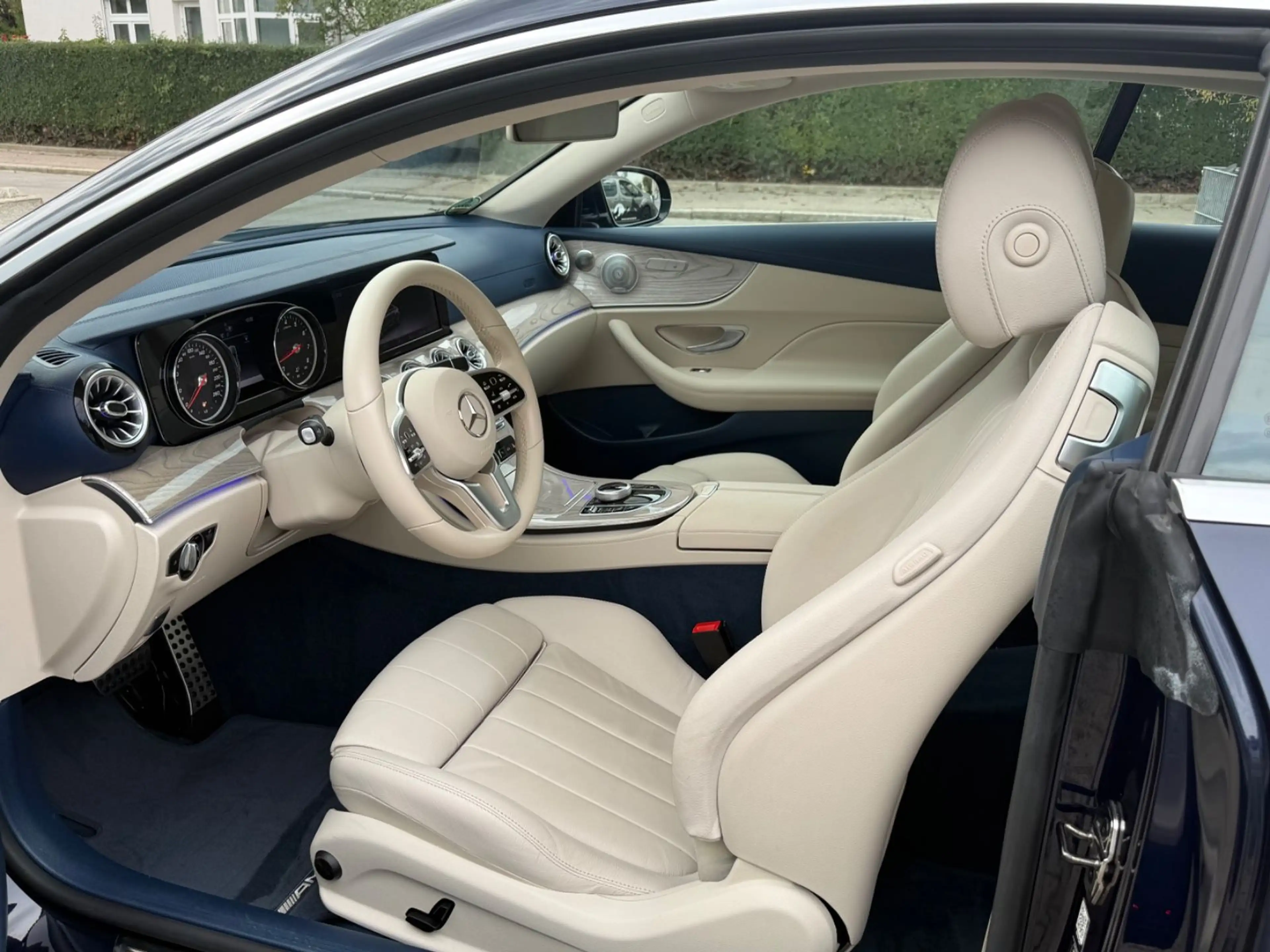 Mercedes-Benz E 200 E Coupe E 200 4Matic — photo 11