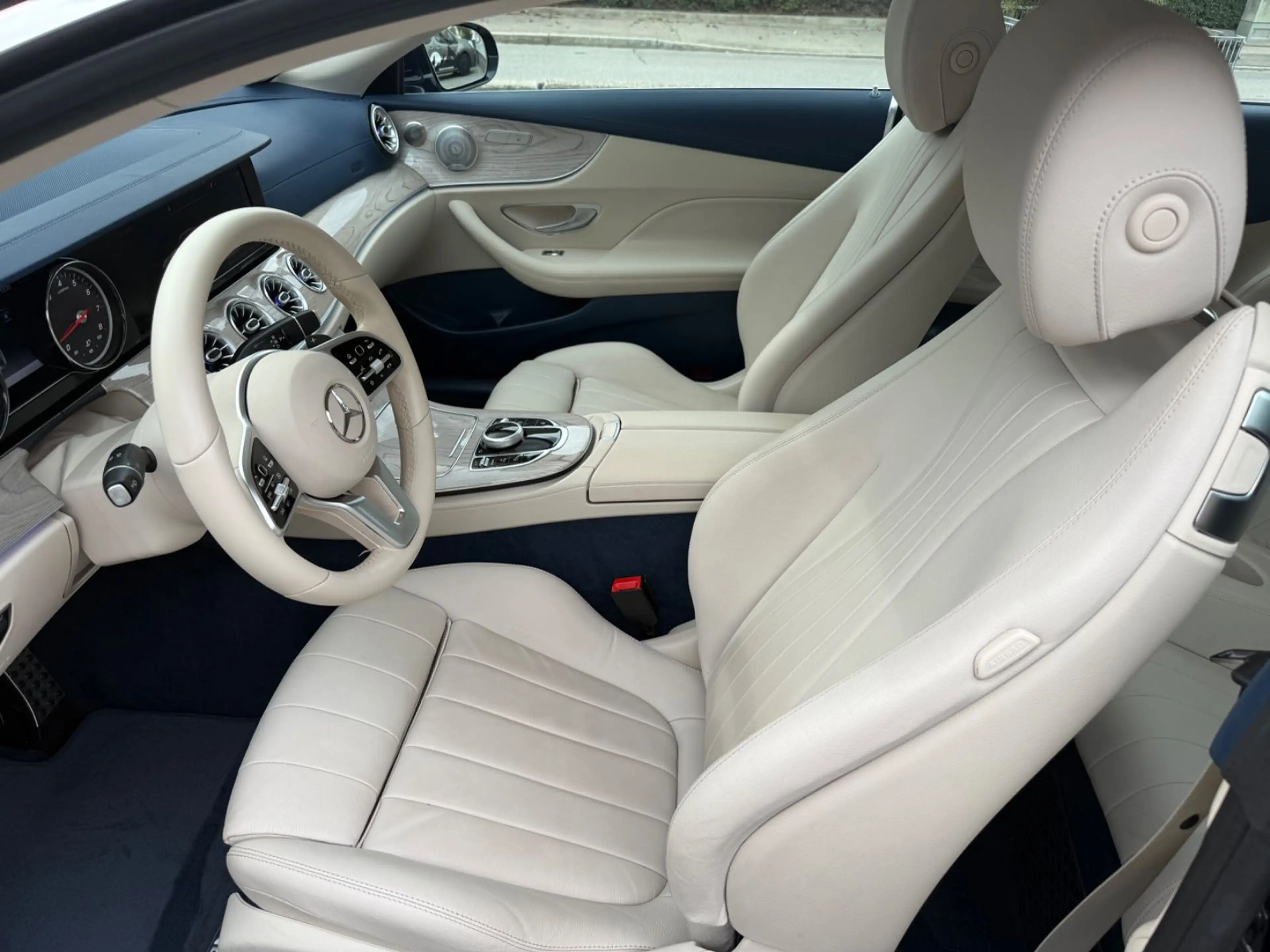 Mercedes-Benz E 200 E Coupe E 200 4Matic — photo 14