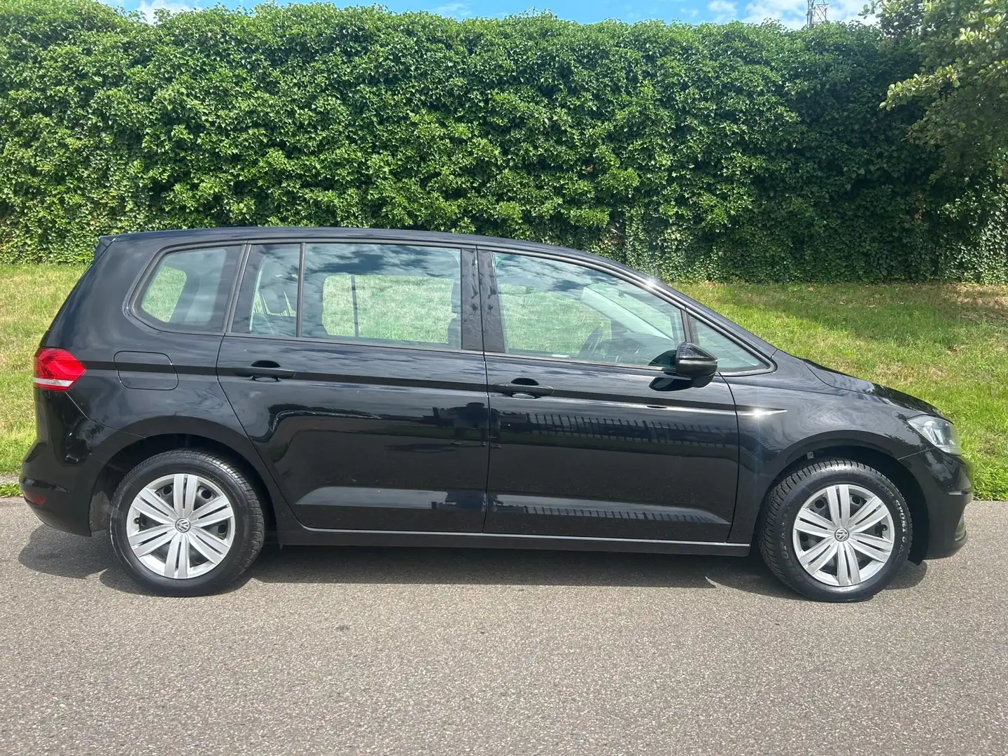 Volkswagen Touran 1.6 TDI SCR Connected Series - Airco - Cruise cont Zwart - 2