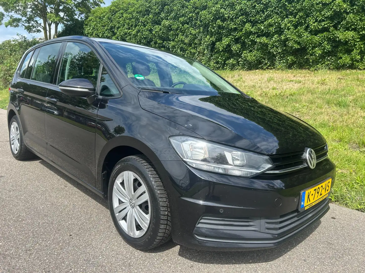 Volkswagen Touran 1.6 TDI SCR Connected Series - Airco - Cruise cont Zwart - 1