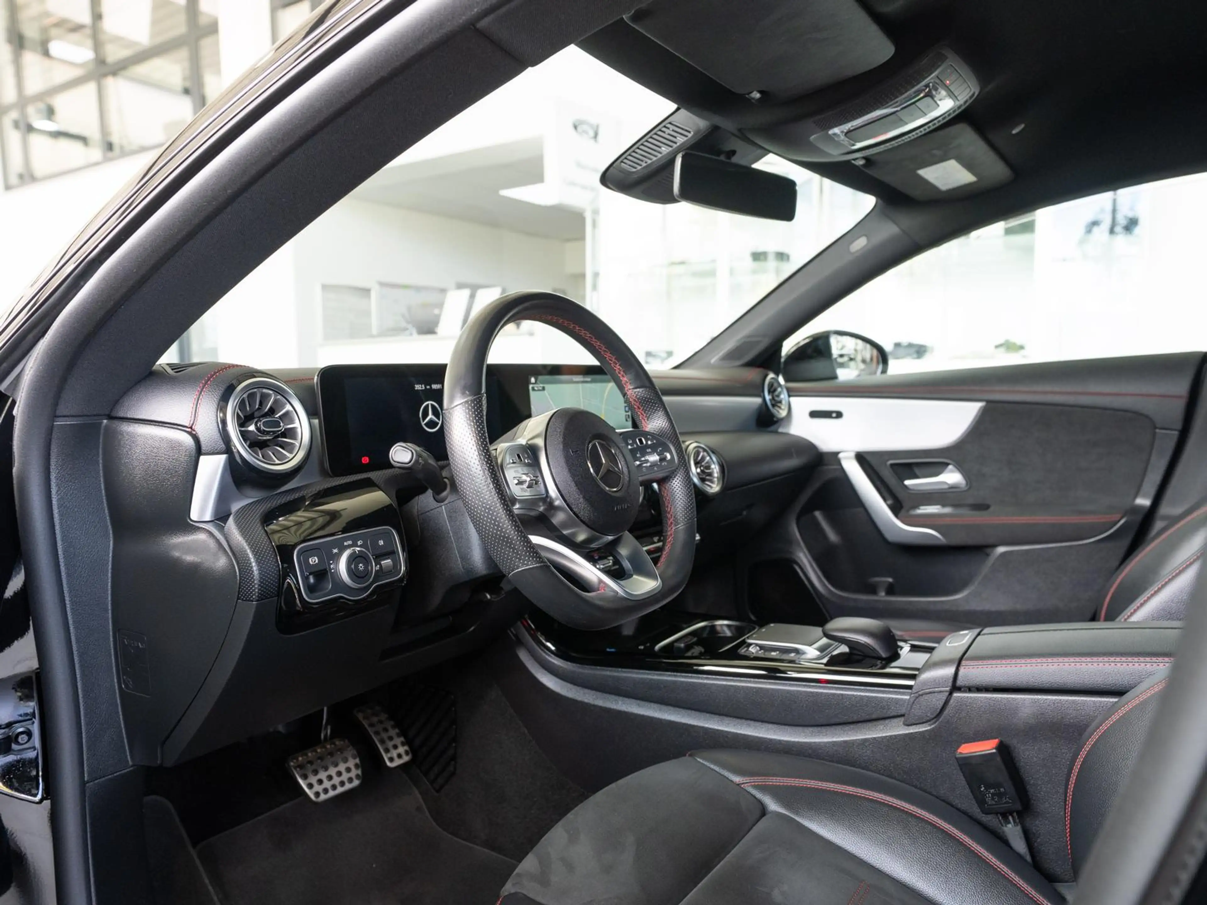 Mercedes-Benz CLA 220 d 4M*AMG*NIGHT*R-KAMERA*KEYLESS*AMBIENTE — photo 13