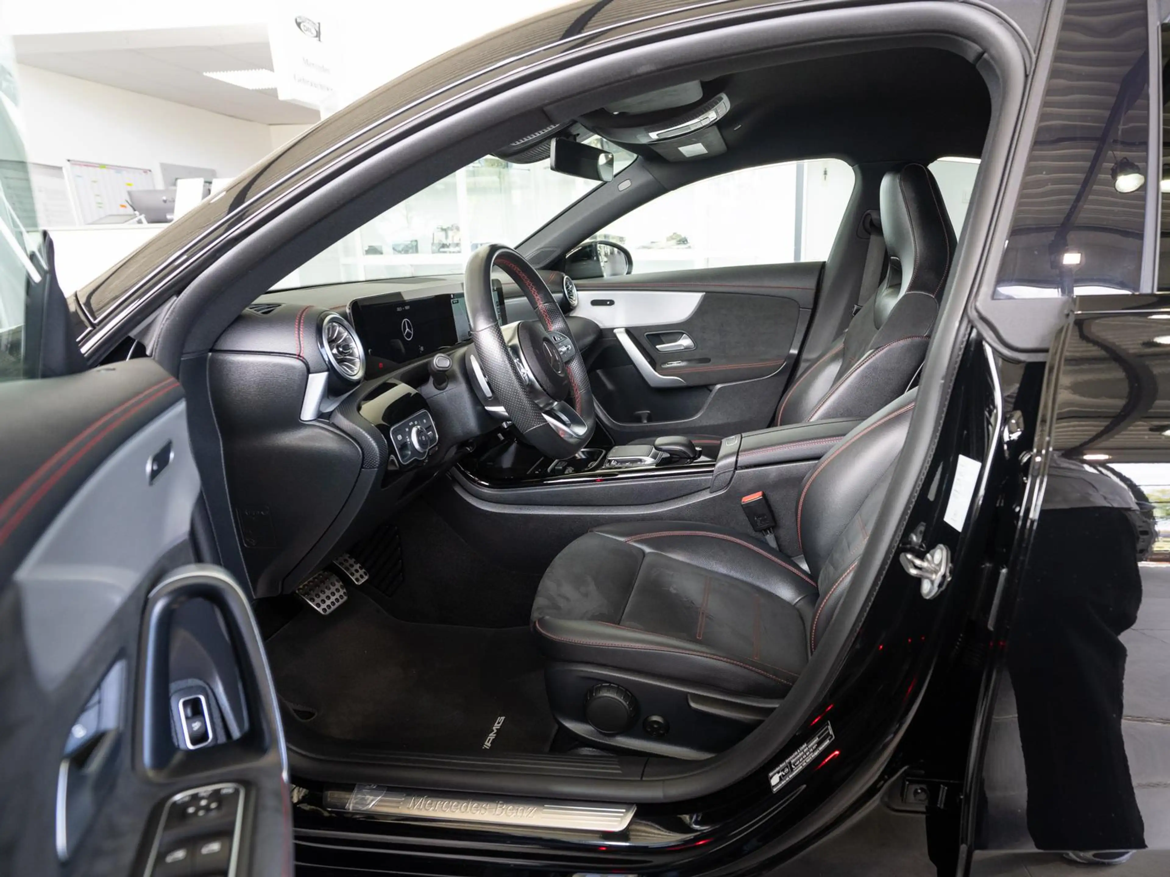 Mercedes-Benz CLA 220 d 4M*AMG*NIGHT*R-KAMERA*KEYLESS*AMBIENTE — photo 9