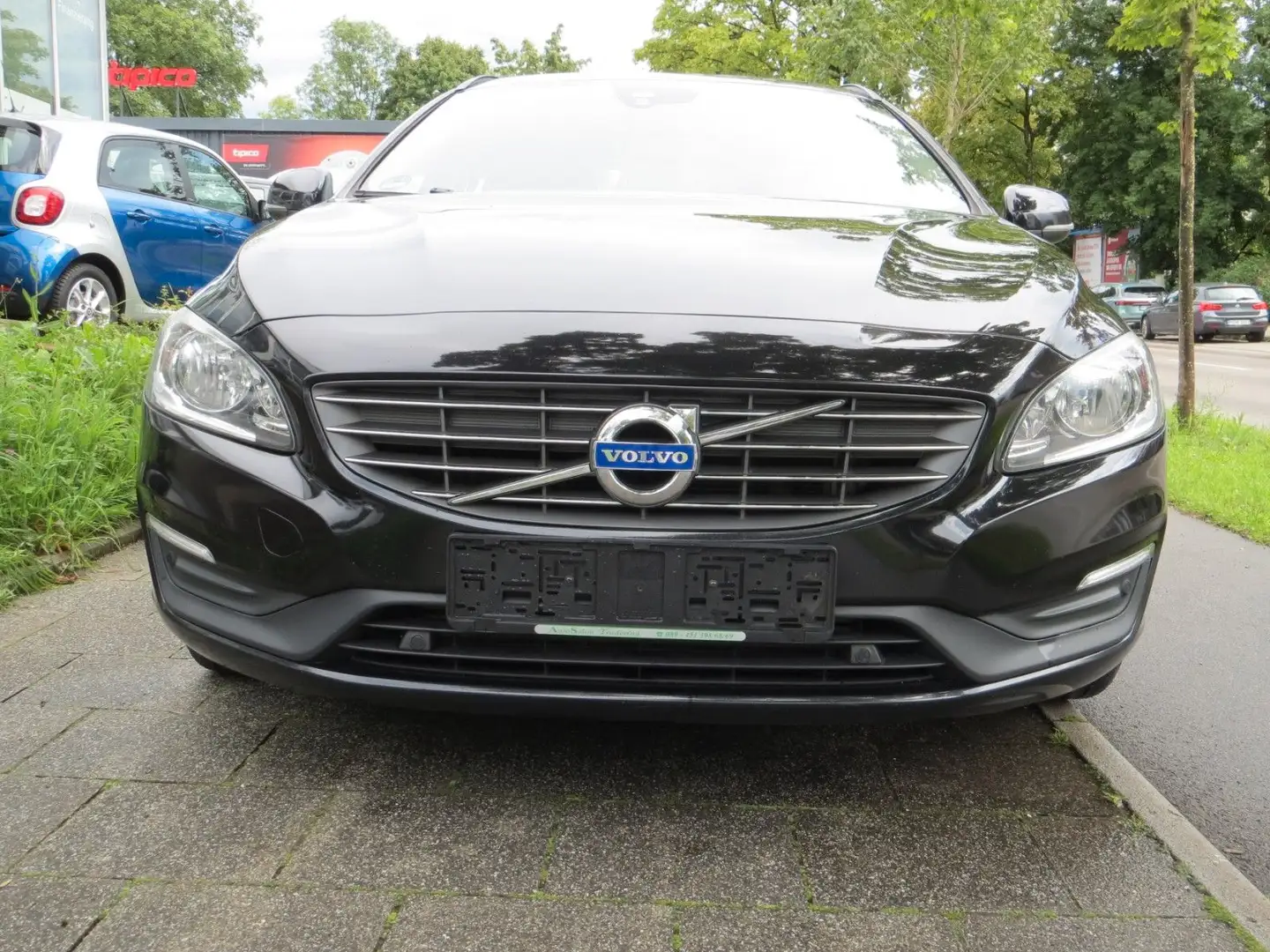 Volvo V60 Kombi Kinetic*Navi* Schwarz - 2