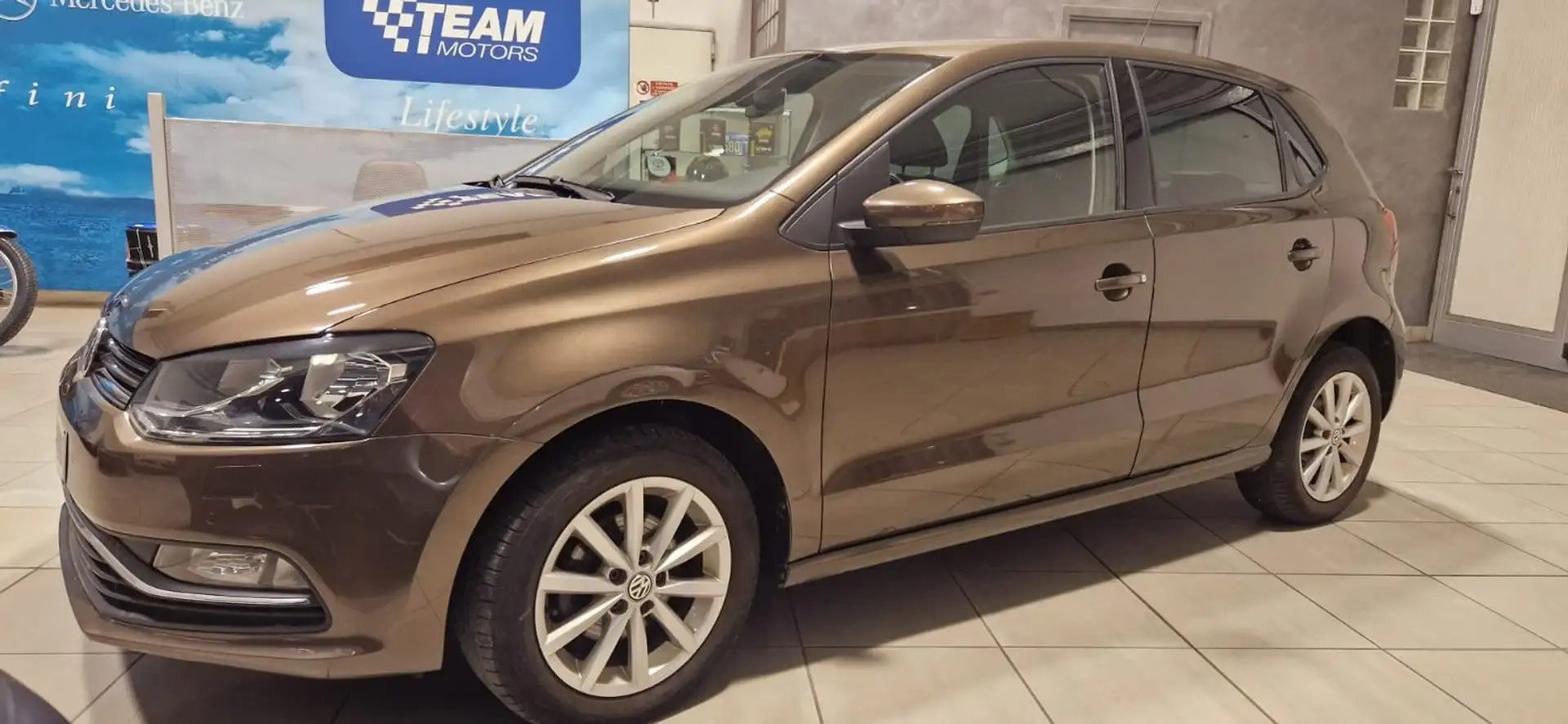 Volkswagen Polo Polo V 2014 5p 1.2 tsi bm Comfortline Marrone - 2