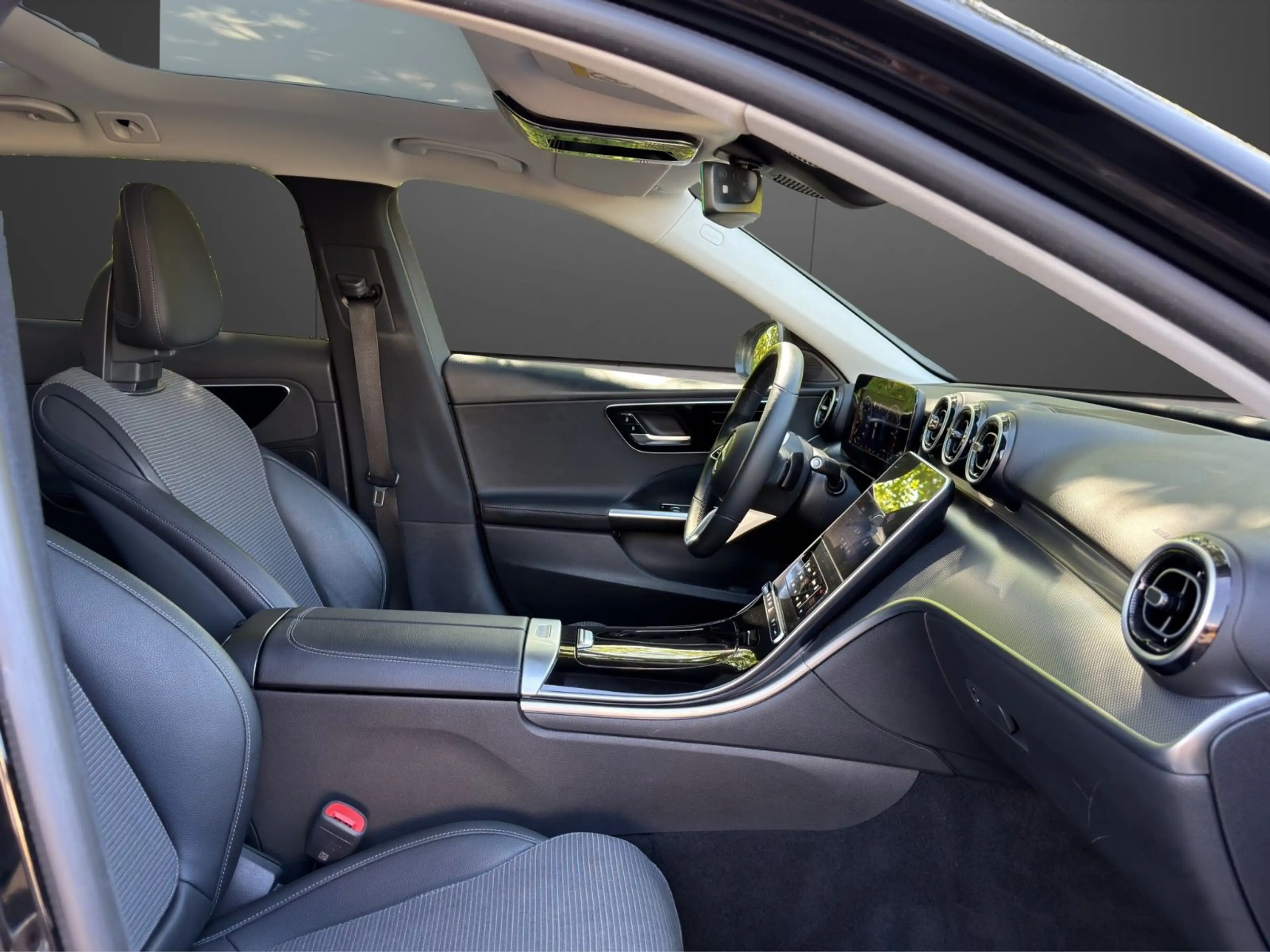 Mercedes-Benz C 300 e Avantgarde LED RFK DC Keyless Pano Ambi.L — photo 21