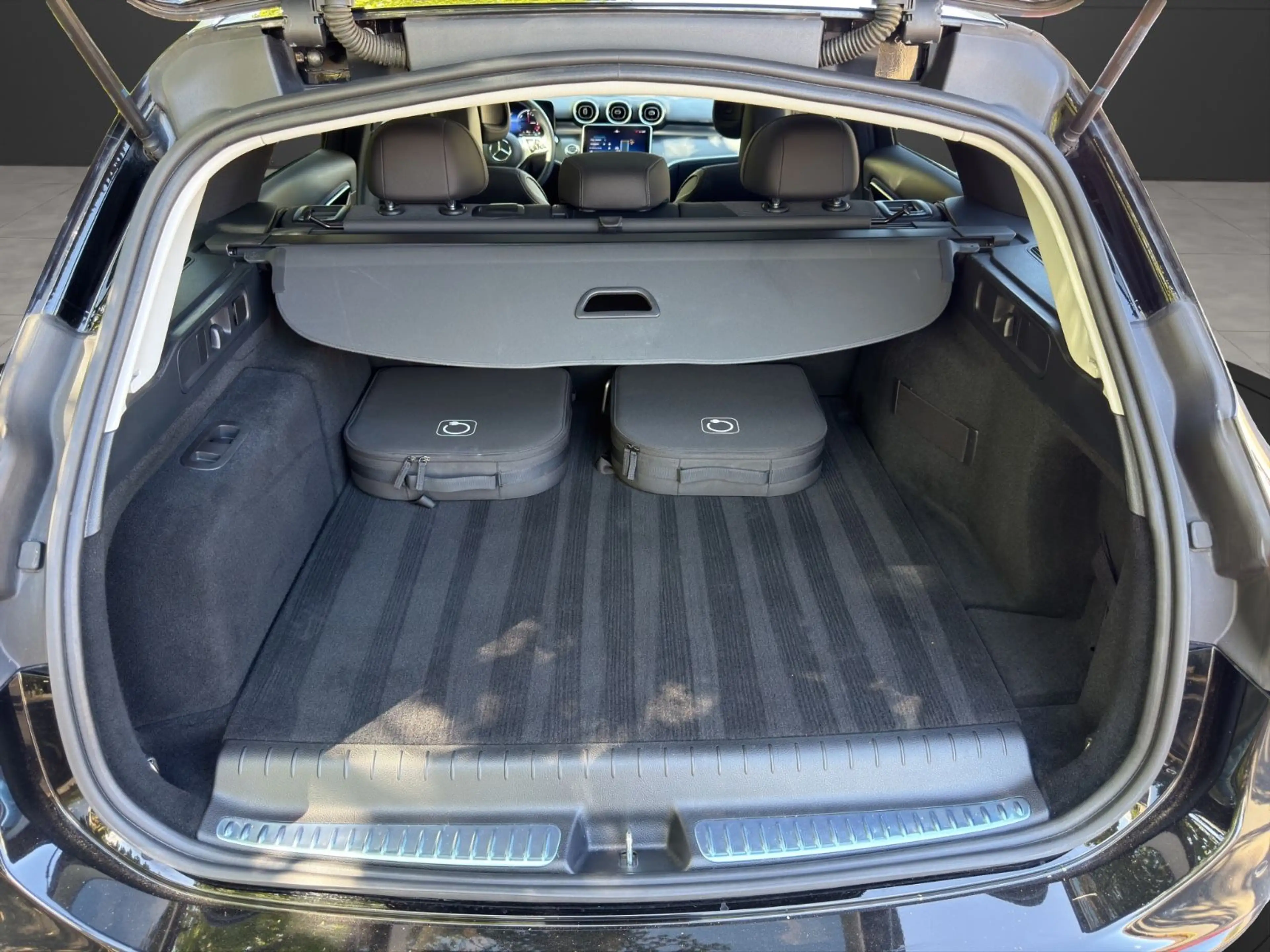 Mercedes-Benz C 300 e Avantgarde LED RFK DC Keyless Pano Ambi.L — photo 24
