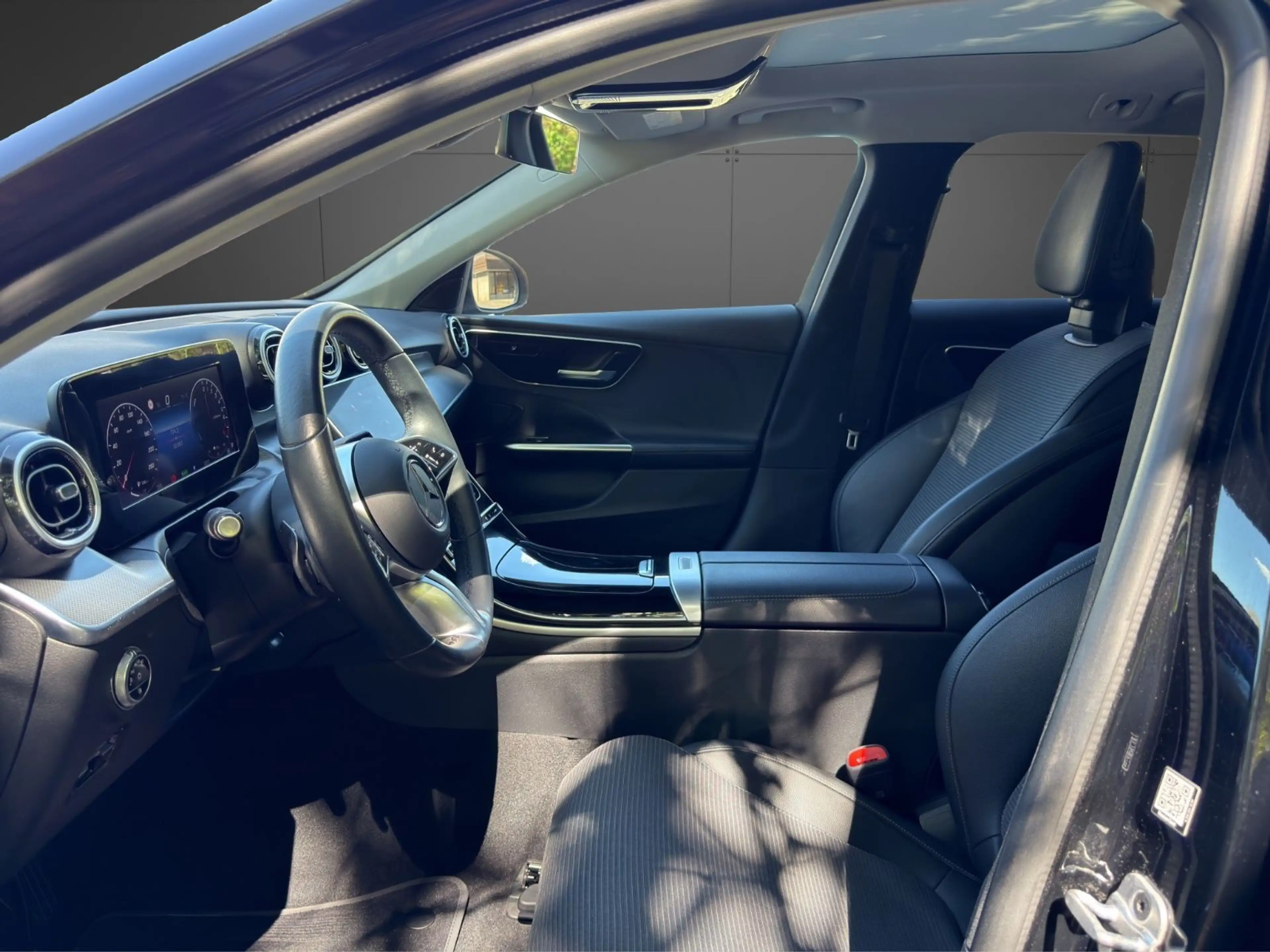 Mercedes-Benz C 300 e Avantgarde LED RFK DC Keyless Pano Ambi.L — photo 13