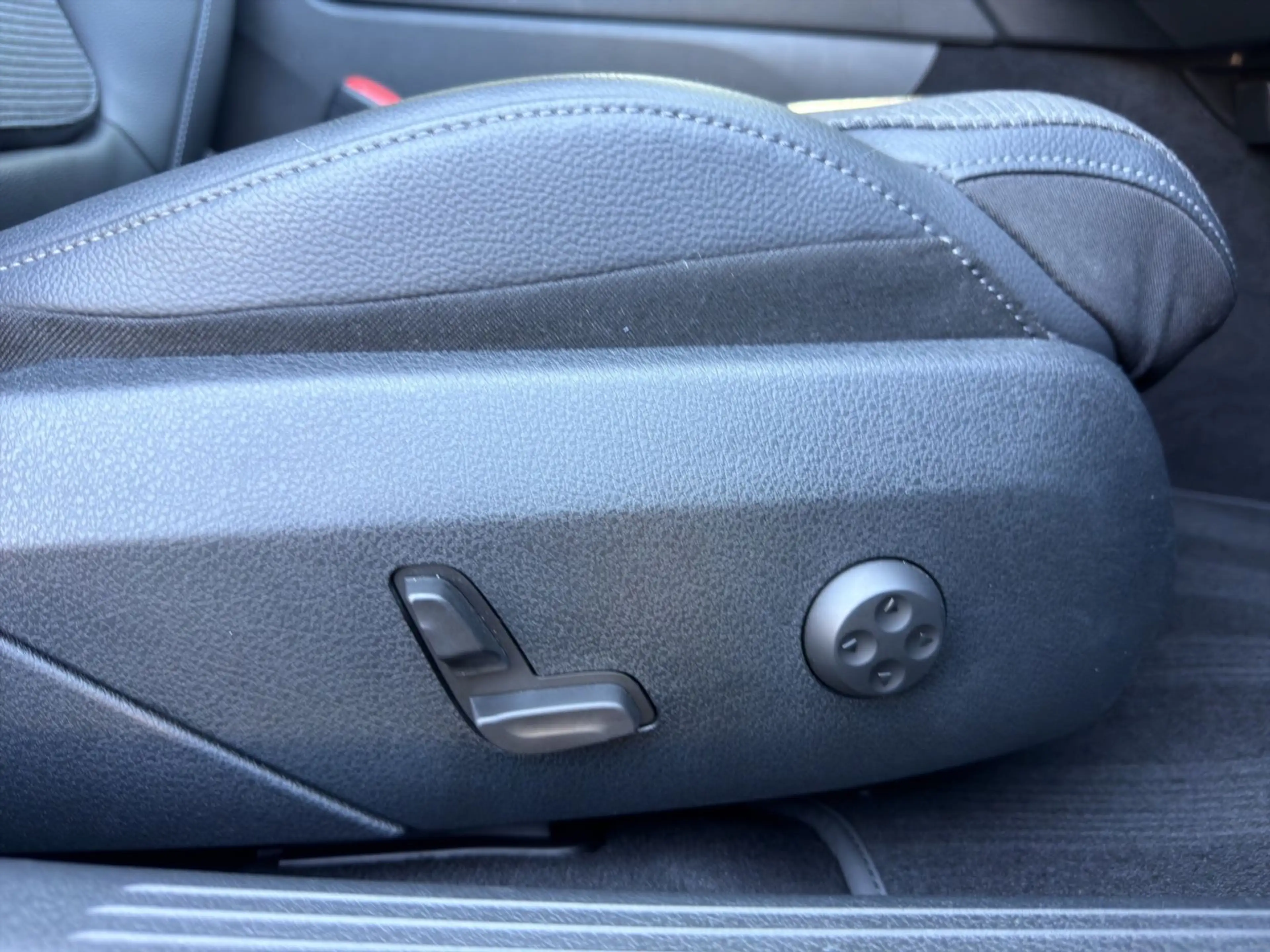 Mercedes-Benz C 300 e Avantgarde LED RFK DC Keyless Pano Ambi.L — photo 29