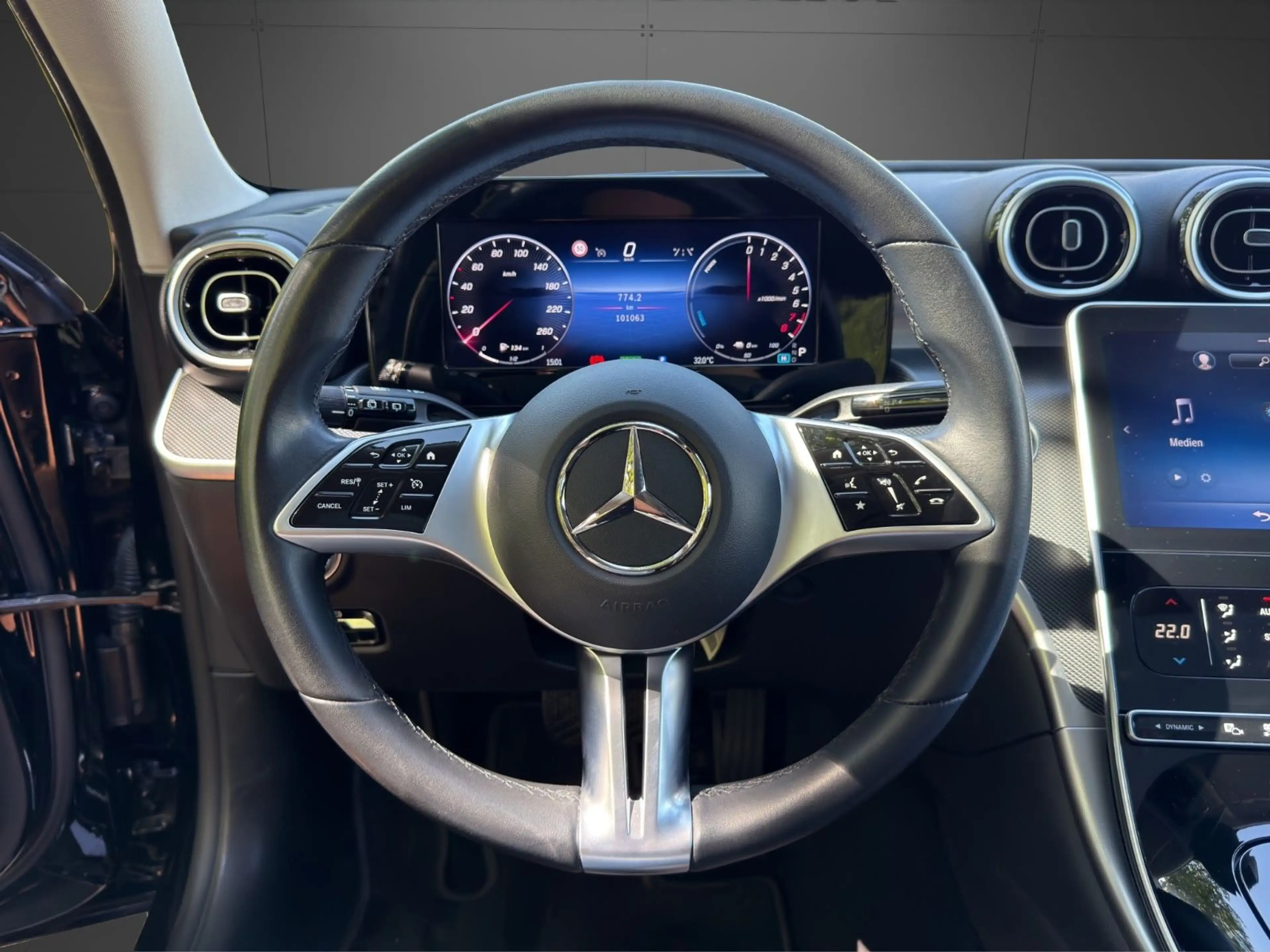 Mercedes-Benz C 300 e Avantgarde LED RFK DC Keyless Pano Ambi.L — photo 14