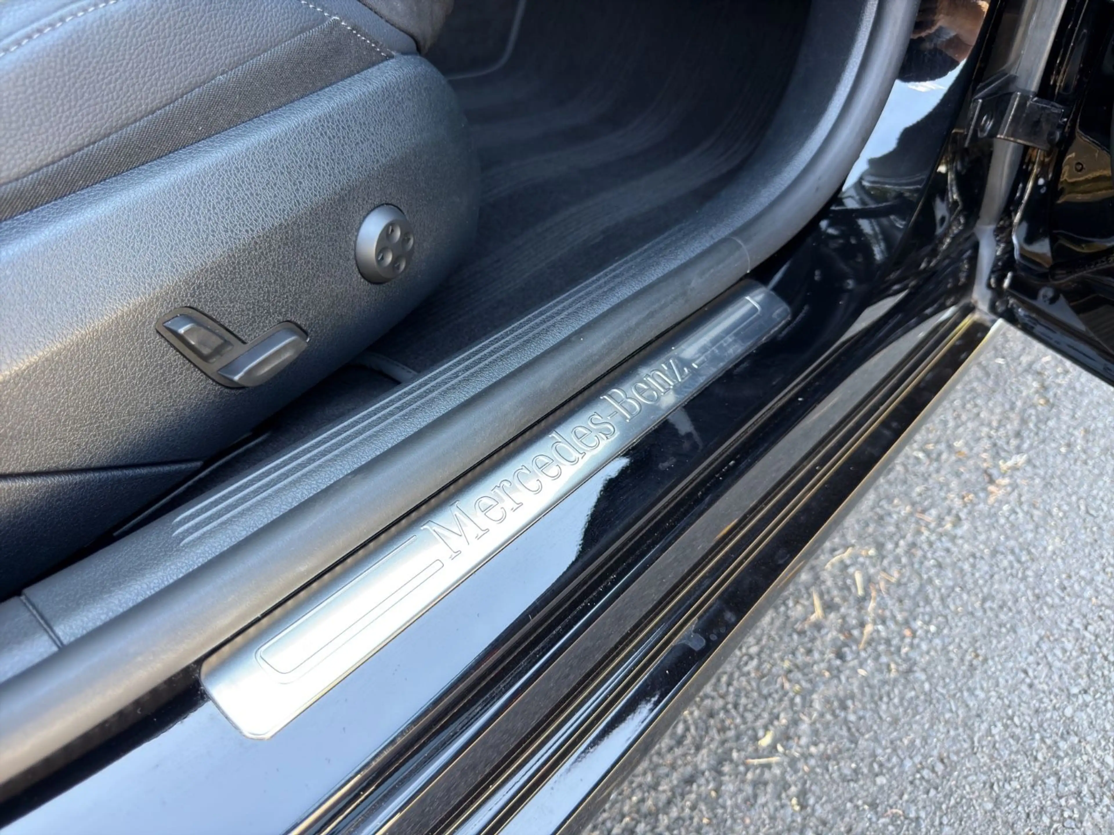 Mercedes-Benz C 300 e Avantgarde LED RFK DC Keyless Pano Ambi.L — photo 30