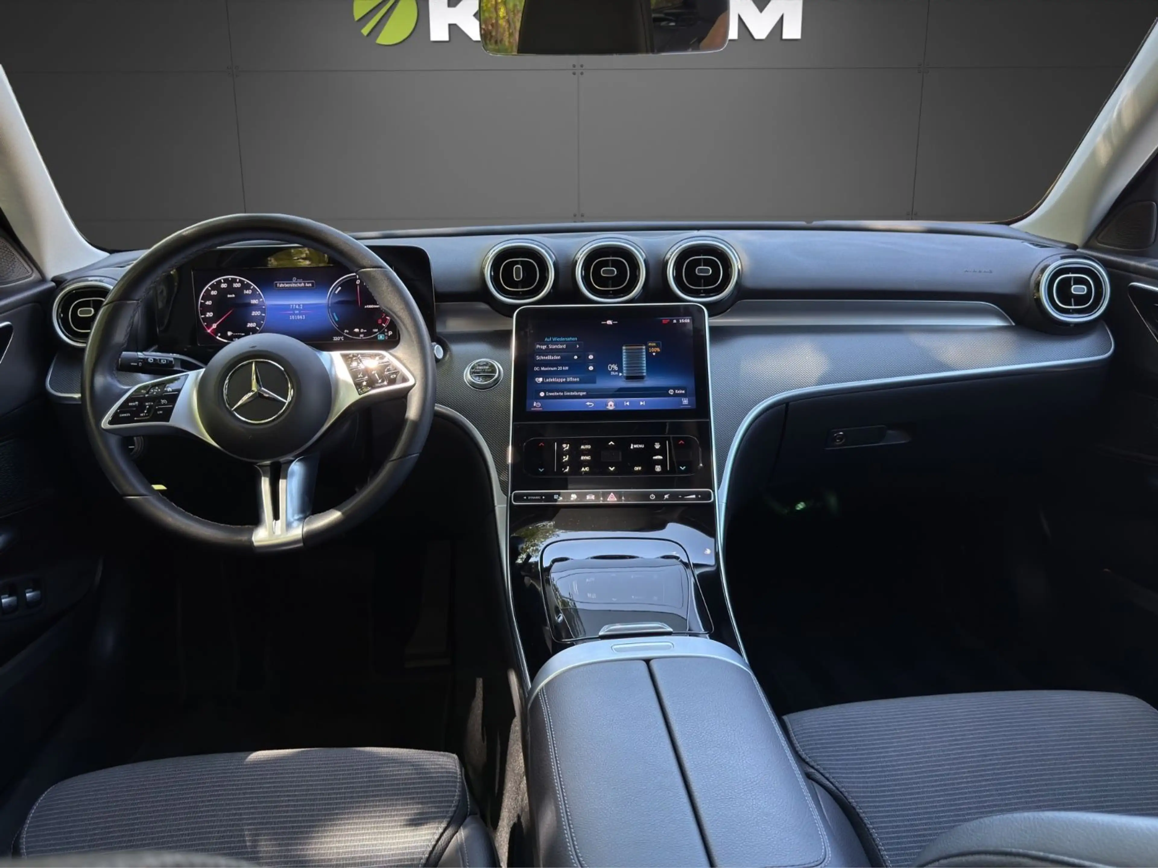 Mercedes-Benz C 300 e Avantgarde LED RFK DC Keyless Pano Ambi.L — photo 16