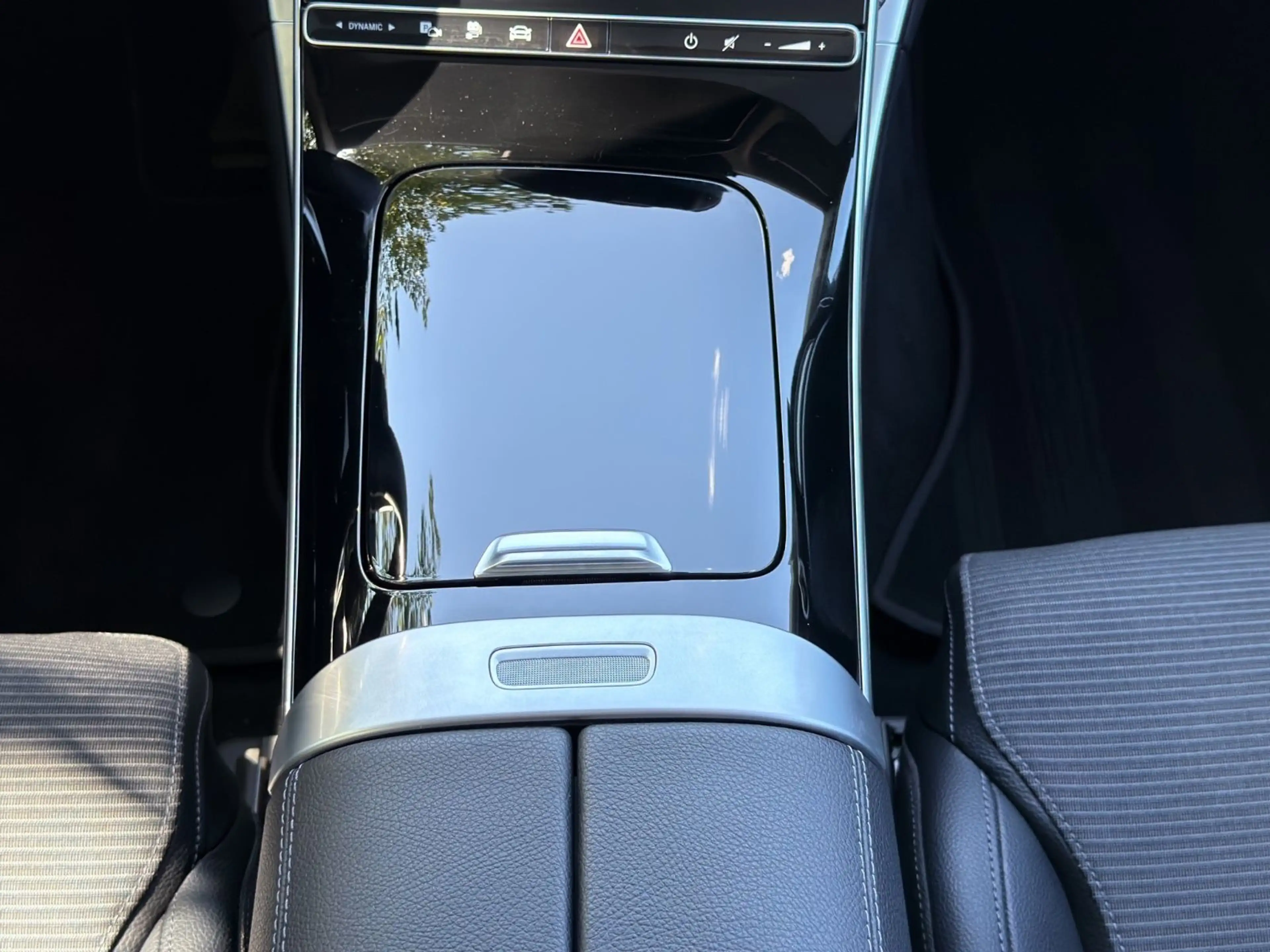 Mercedes-Benz C 300 e Avantgarde LED RFK DC Keyless Pano Ambi.L — photo 19