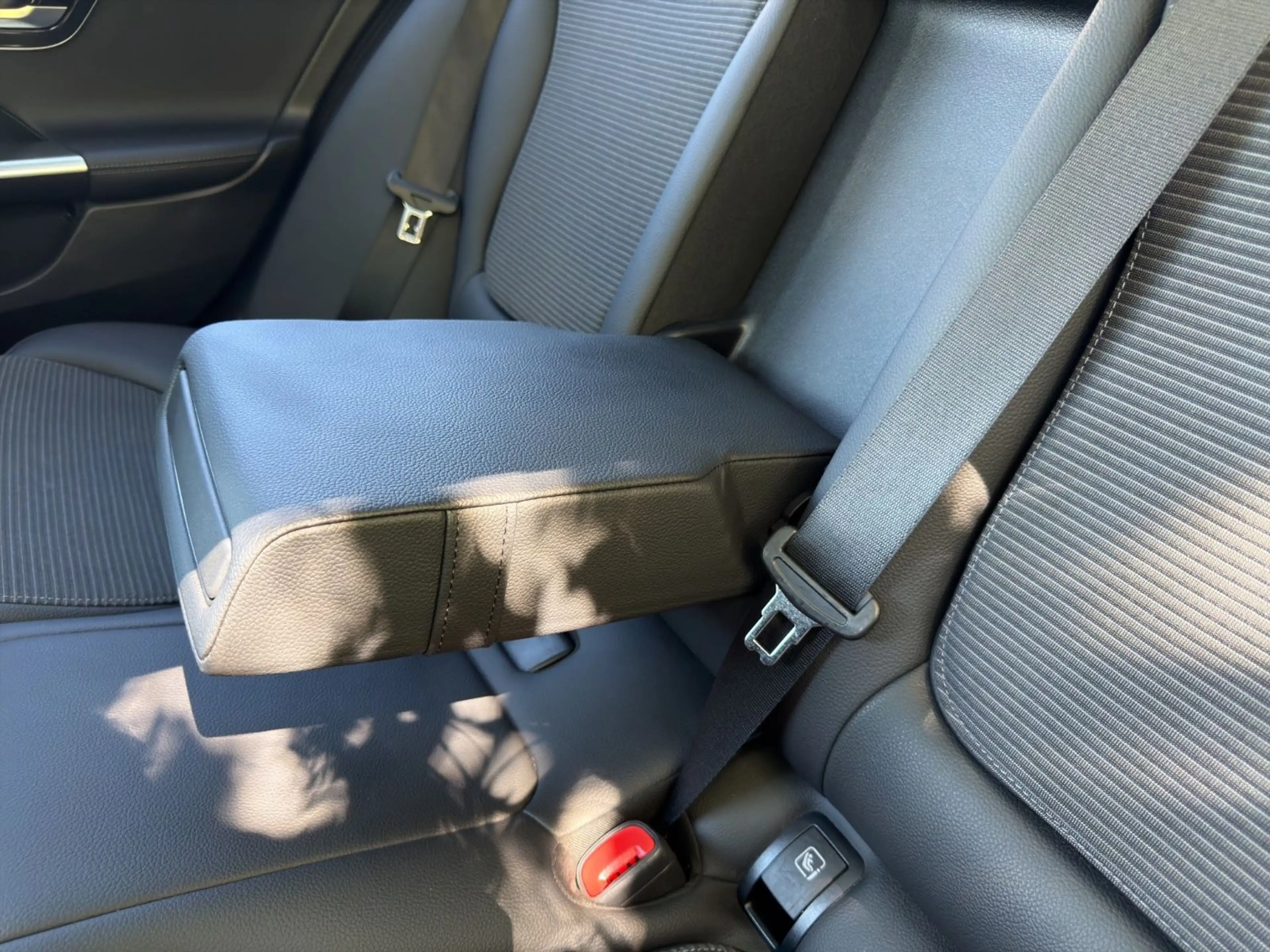 Mercedes-Benz C 300 e Avantgarde LED RFK DC Keyless Pano Ambi.L — photo 27