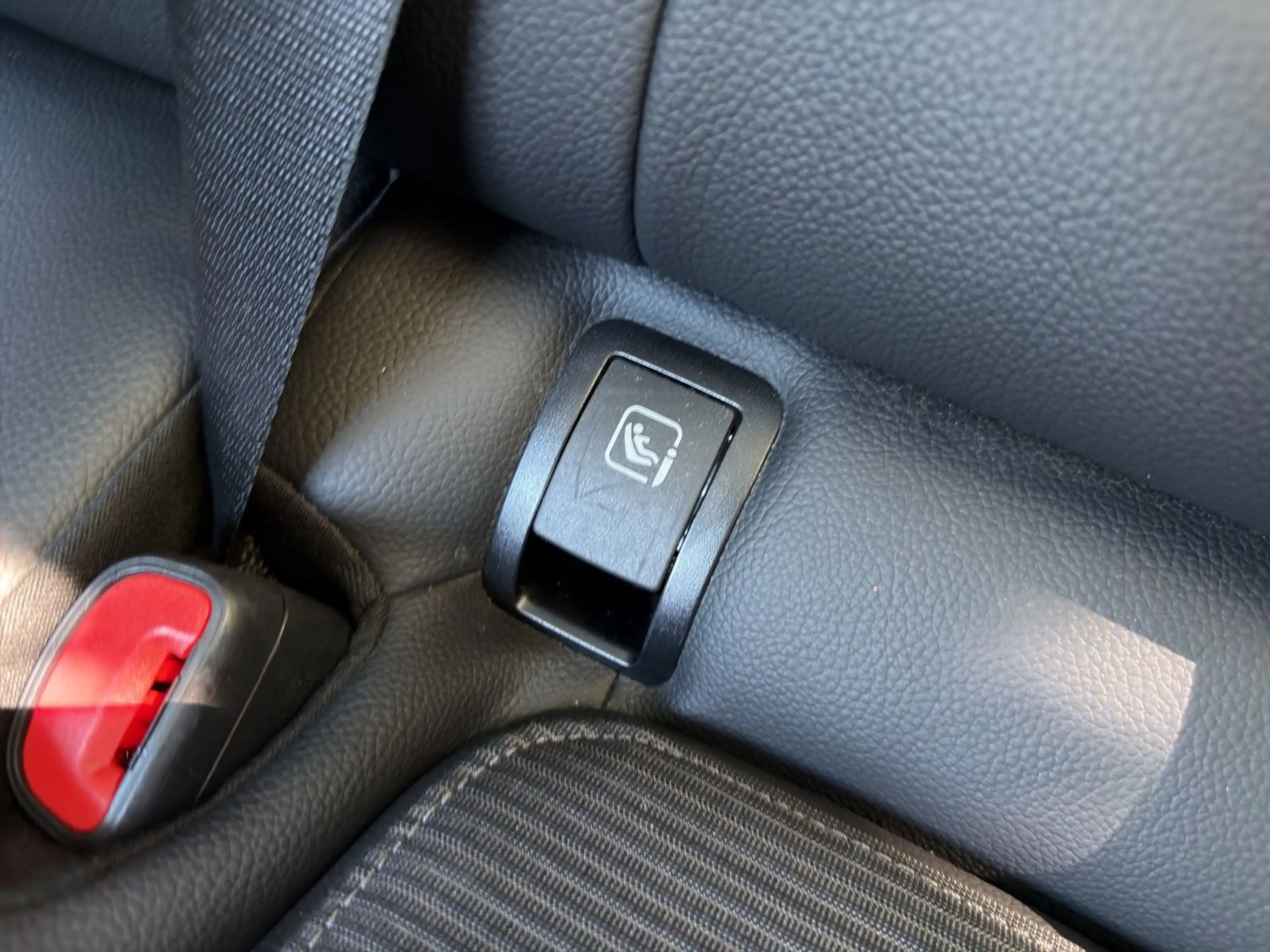 Mercedes-Benz C 300 e Avantgarde LED RFK DC Keyless Pano Ambi.L — photo 28