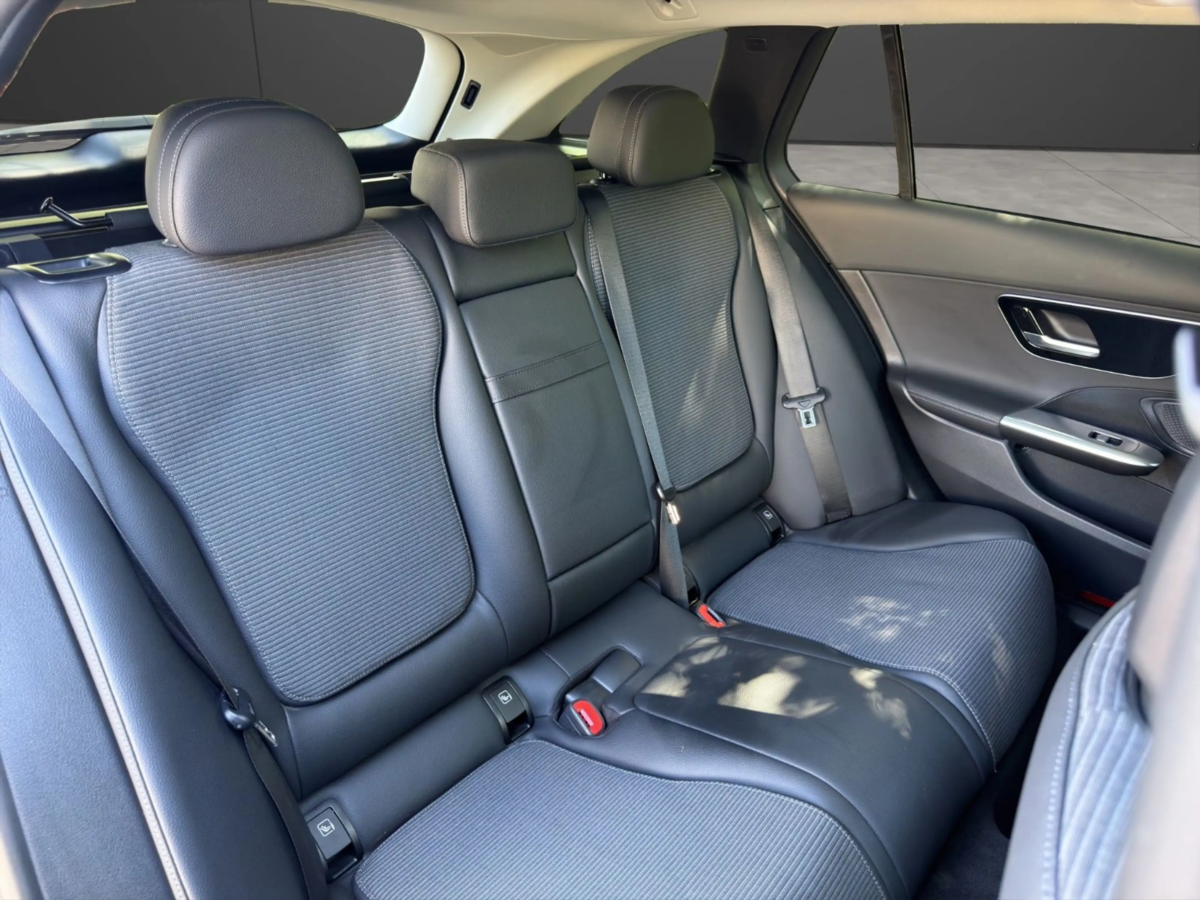 Mercedes-Benz C 300 e Avantgarde LED RFK DC Keyless Pano Ambi.L — photo 23