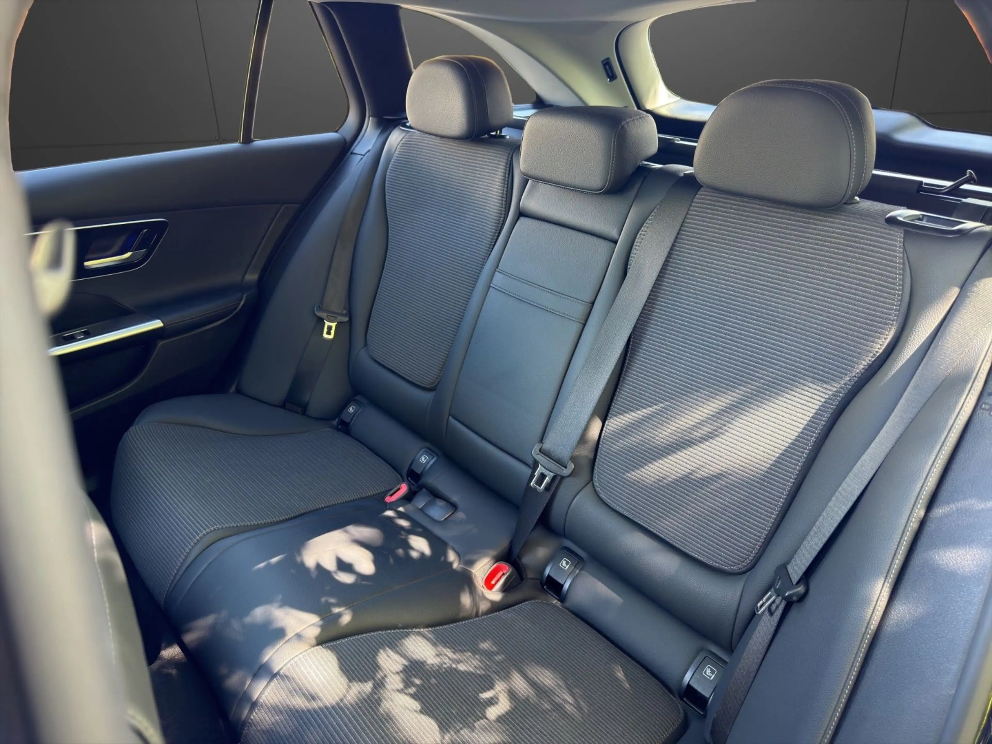 Mercedes-Benz C 300 e Avantgarde LED RFK DC Keyless Pano Ambi.L — photo 22