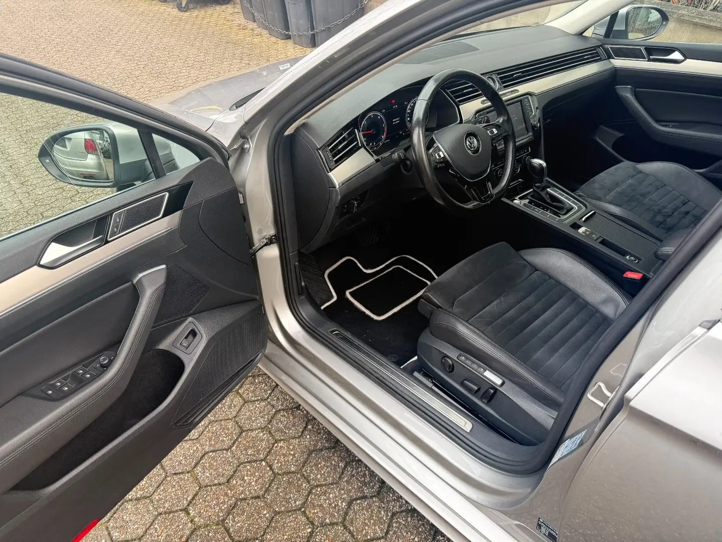 Volkswagen Passat Variant 1.6 TDI  R - LINE Beige - 2
