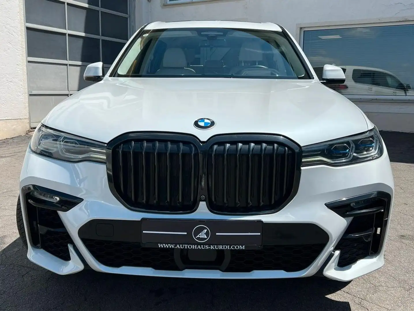 BMW X7 M50d B&W AHK SKYLOUNGE SHADOW STD-HZ 360 7Sitz Weiß - 2