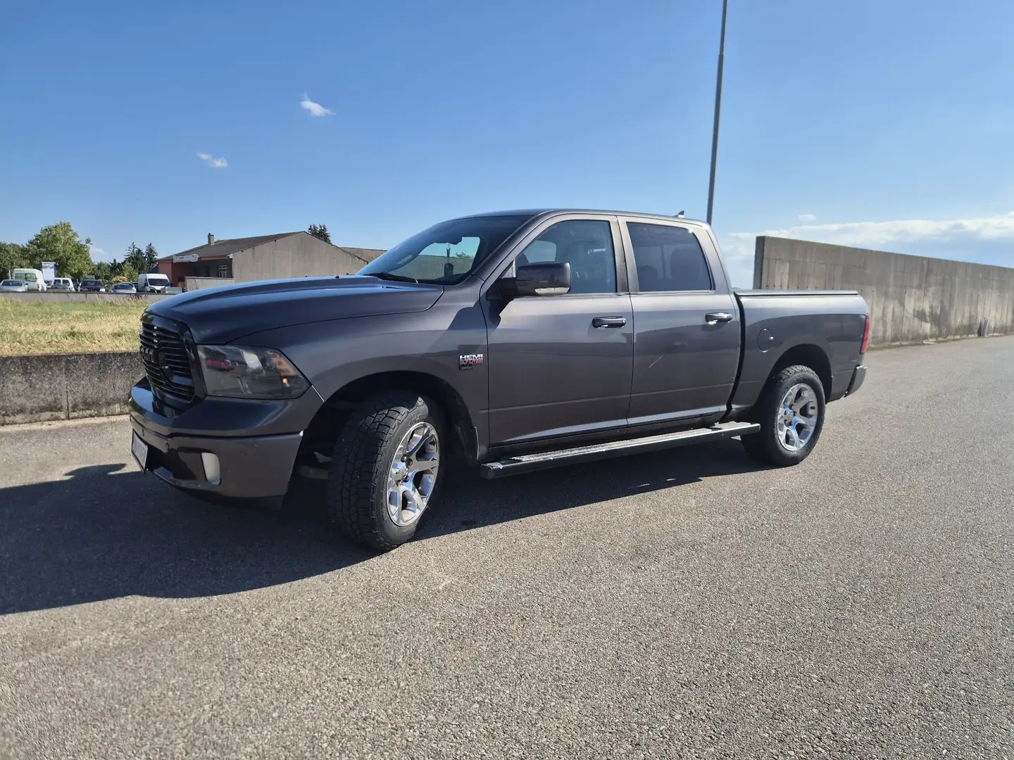 Dodge RAM 1500 SLT LoneStar, 5.7L HEMI Grau - 1