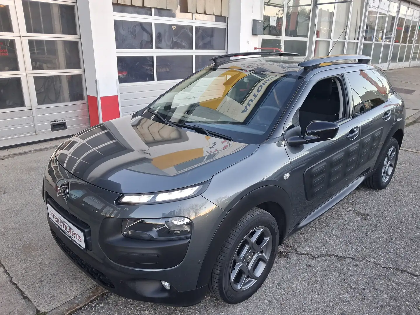 Citroen C4 Cactus 1.6 Shine Panorama Klima Navi Touch 8fach Grau - 2
