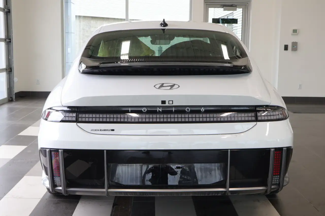 Hyundai IONIQ 6 снимка Hyundai IONIQ 6
