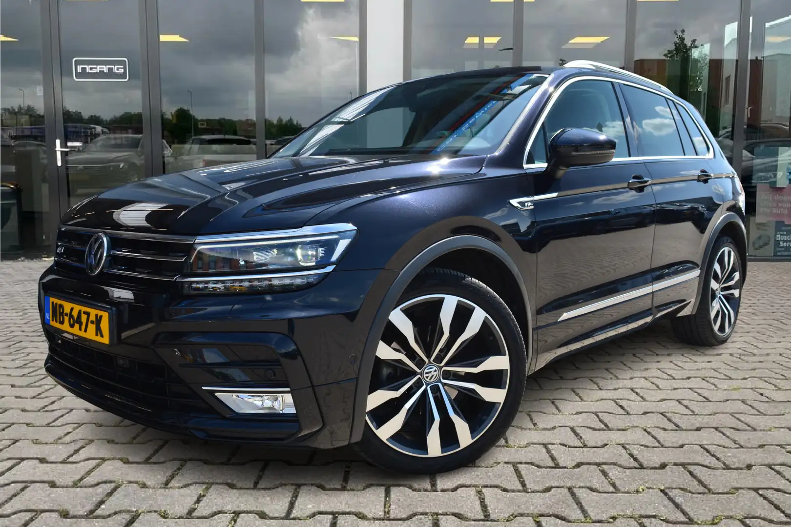 Volkswagen Tiguan 1.4 TSI R-Line | Pano | 20 Inch | Trekhaak | Zwart - 1