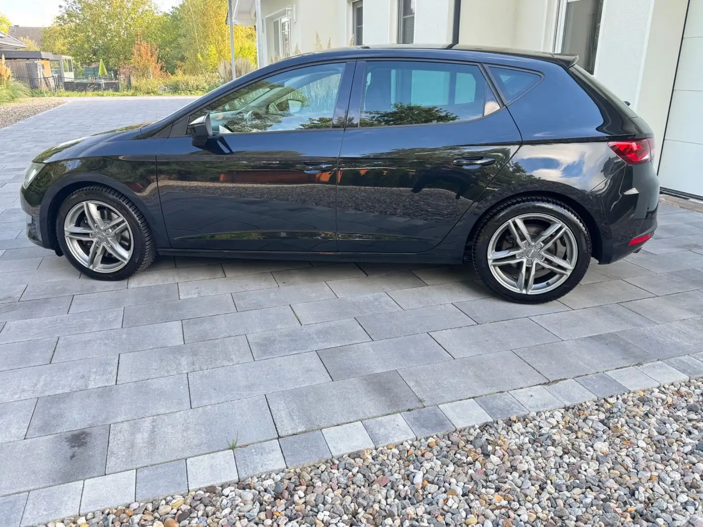 SEAT Leon FR 1.8 TSI DSG , LED, Navi, SHZ, Sound Zwart - 2