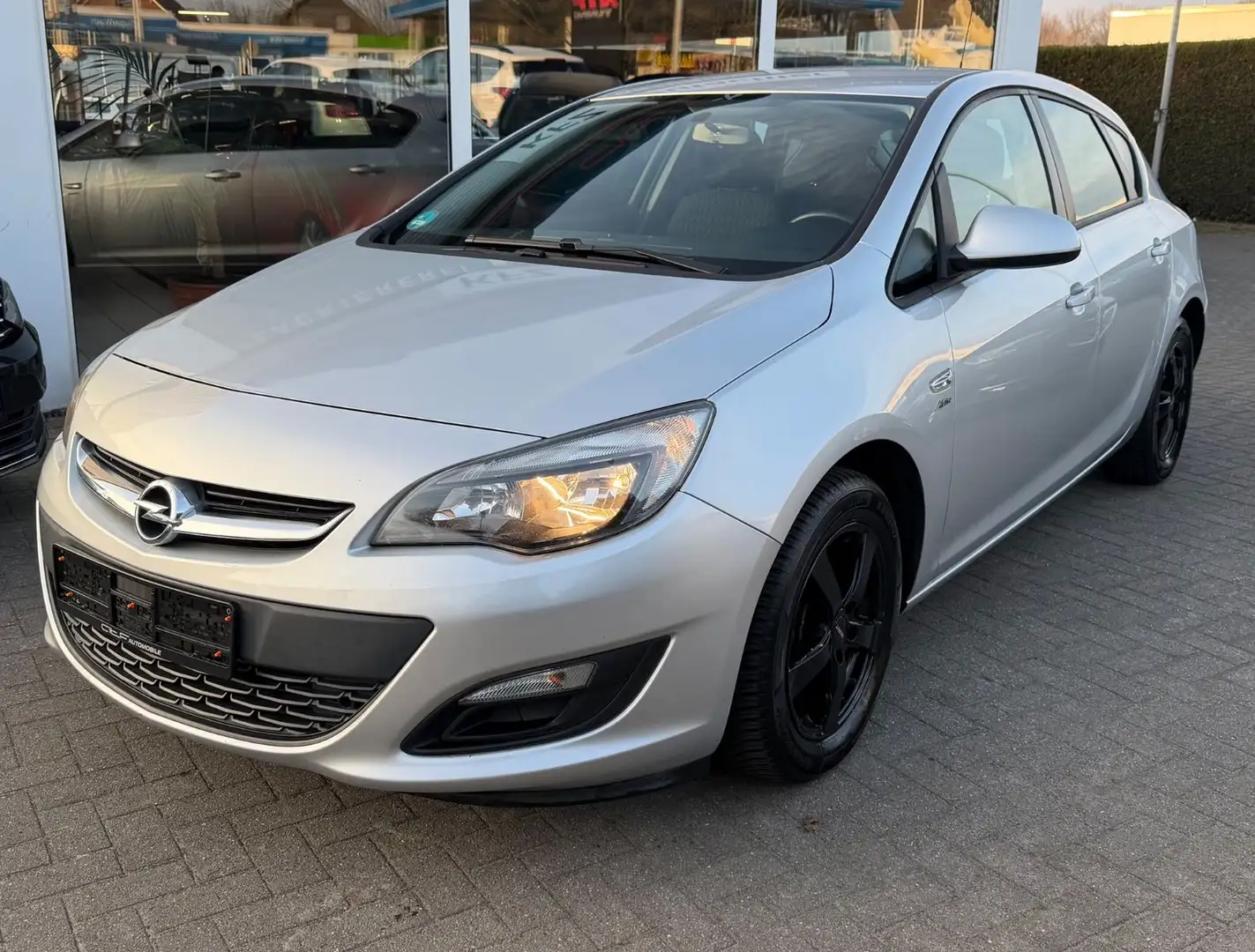 Opel Astra J Lim. 5-trg. Active Silber - 1