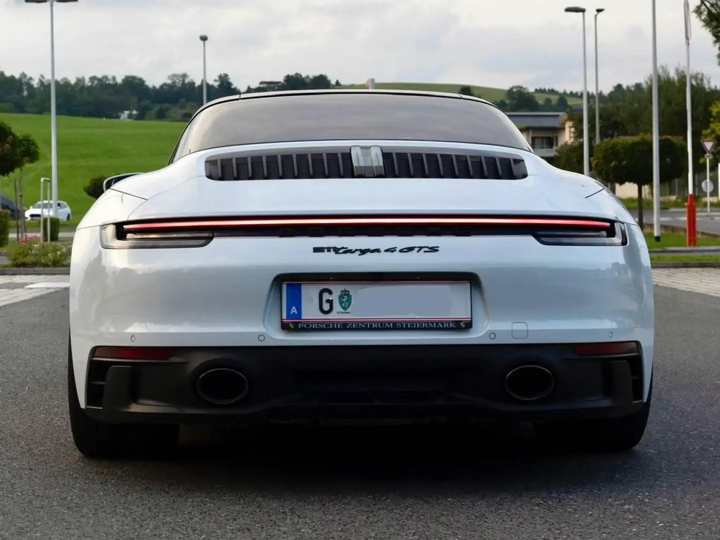 Porsche 992 911 Targa 4 GTS Weiß - 2