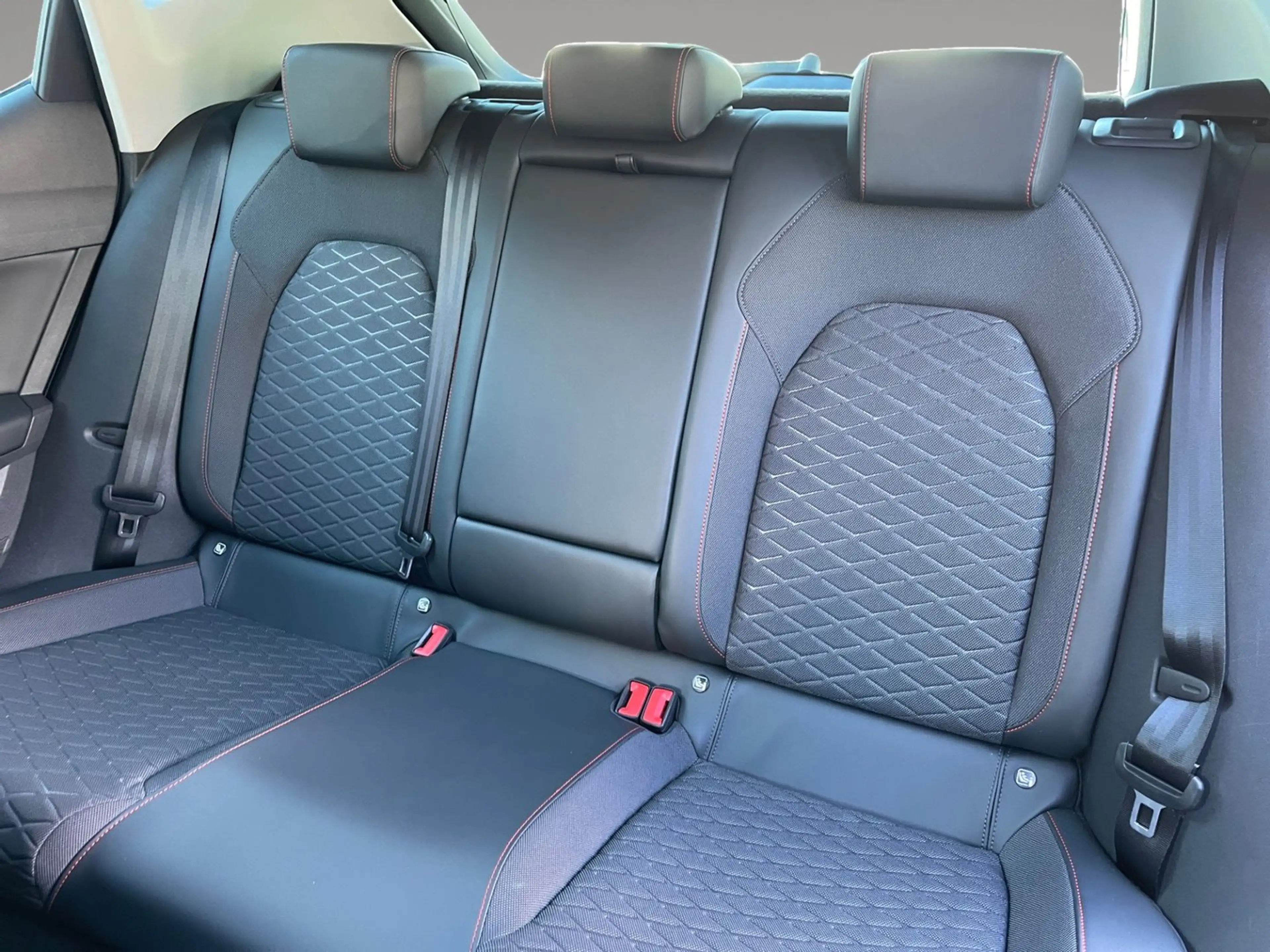 SEAT Leon FR 1.5 eTSI ACT DSG — photo 13